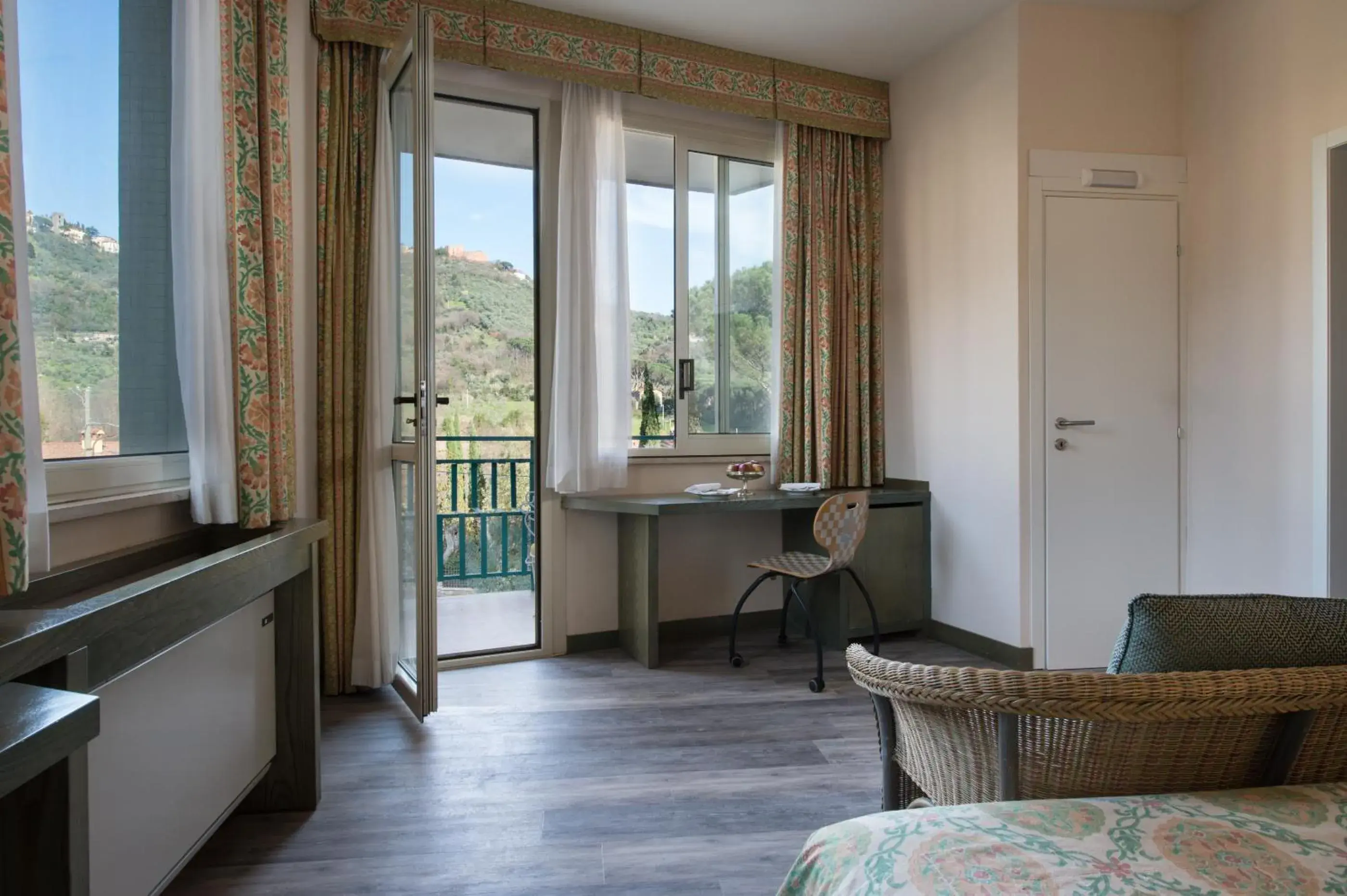 Balcony/Terrace, Seating Area in Grand Hotel Panoramic