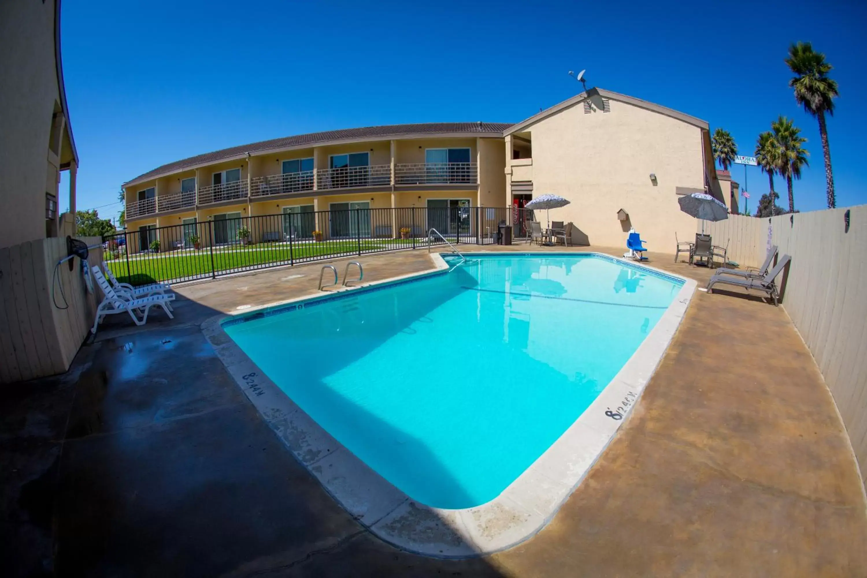 Facade/entrance, Swimming Pool in Aloha Inn