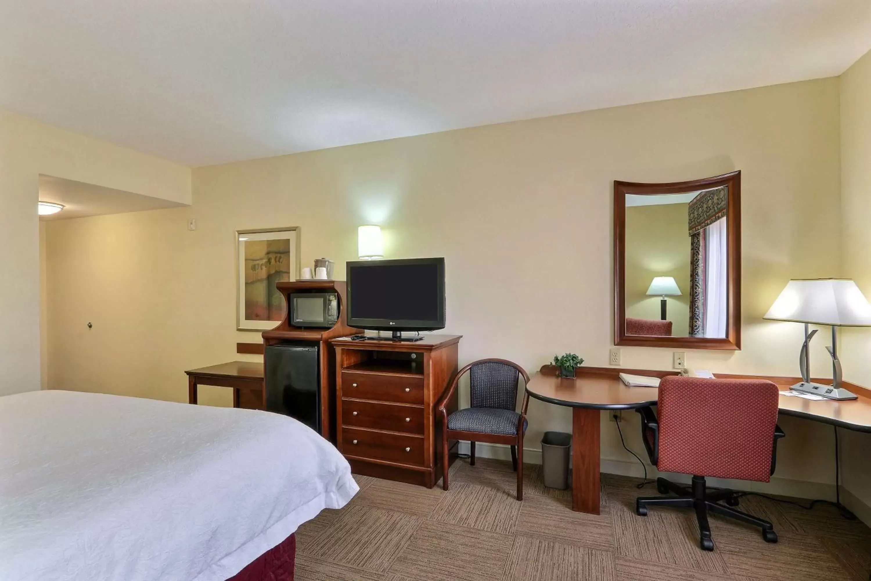 Bed, TV/Entertainment Center in Hampton Inn & Suites Savannah - I-95 South - Gateway