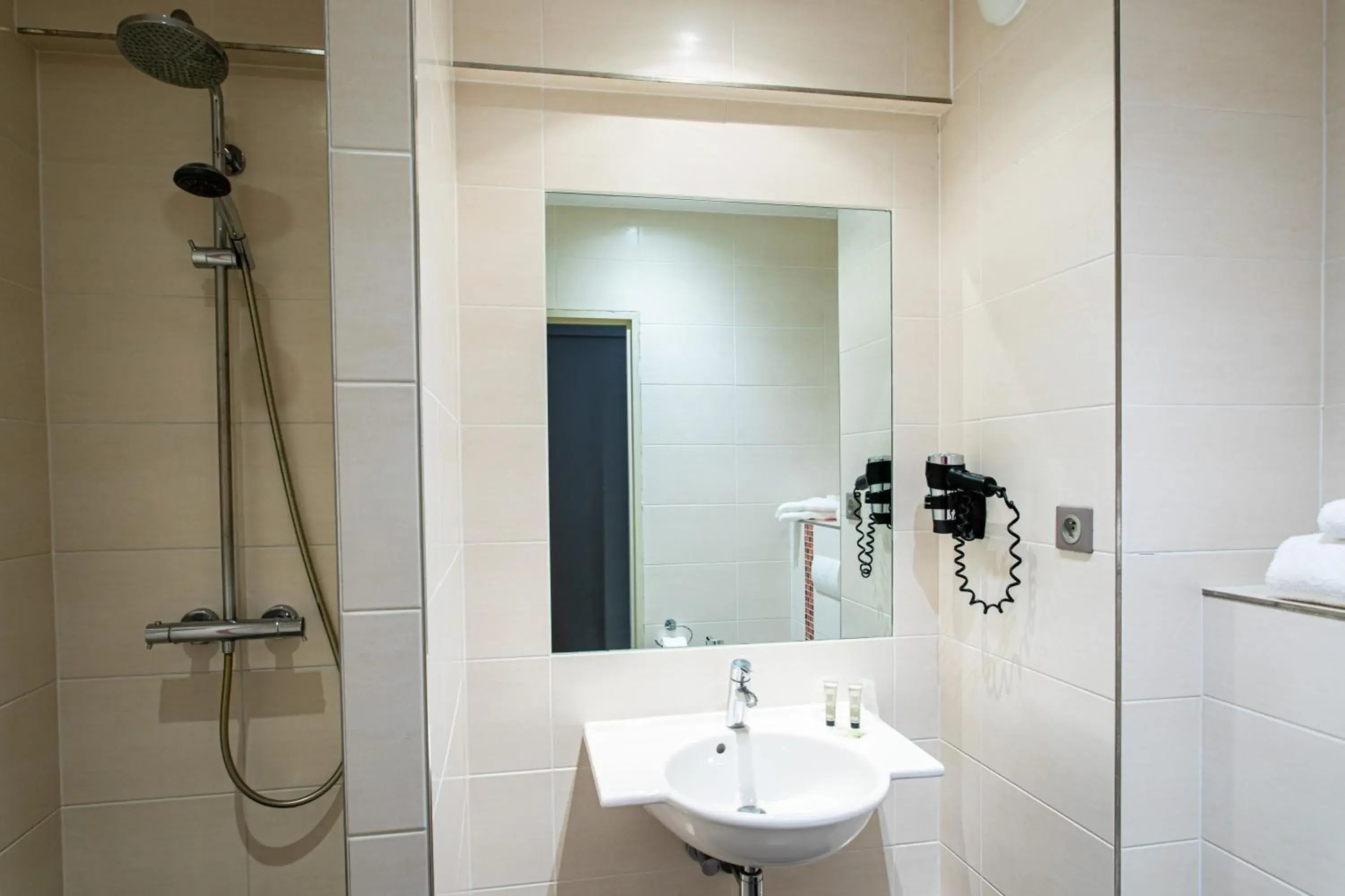 Shower, Bathroom in Europe Haguenau – Hotel & Spa