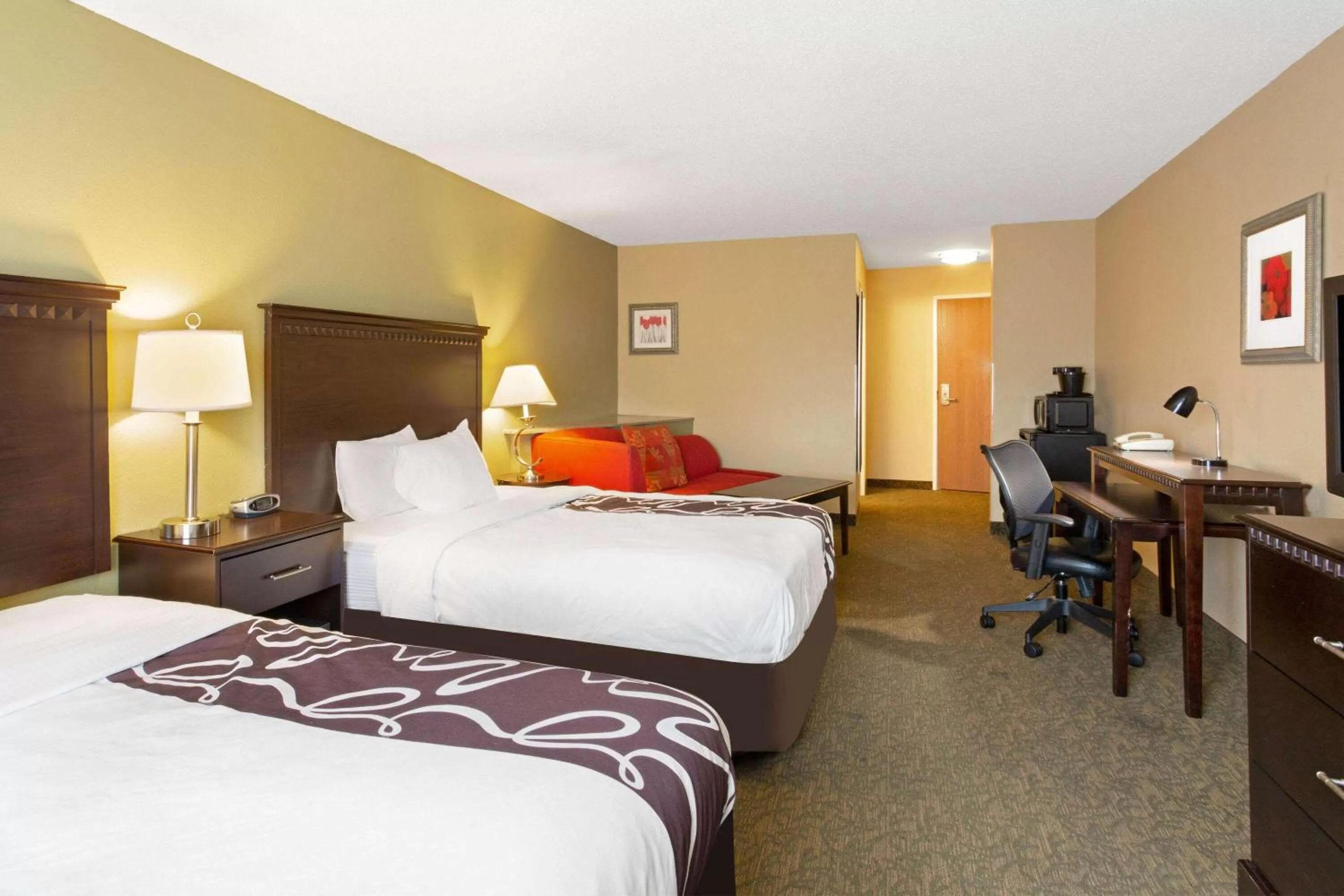 Photo of the whole room, Bed in La Quinta by Wyndham Richmond - Kings Dominion