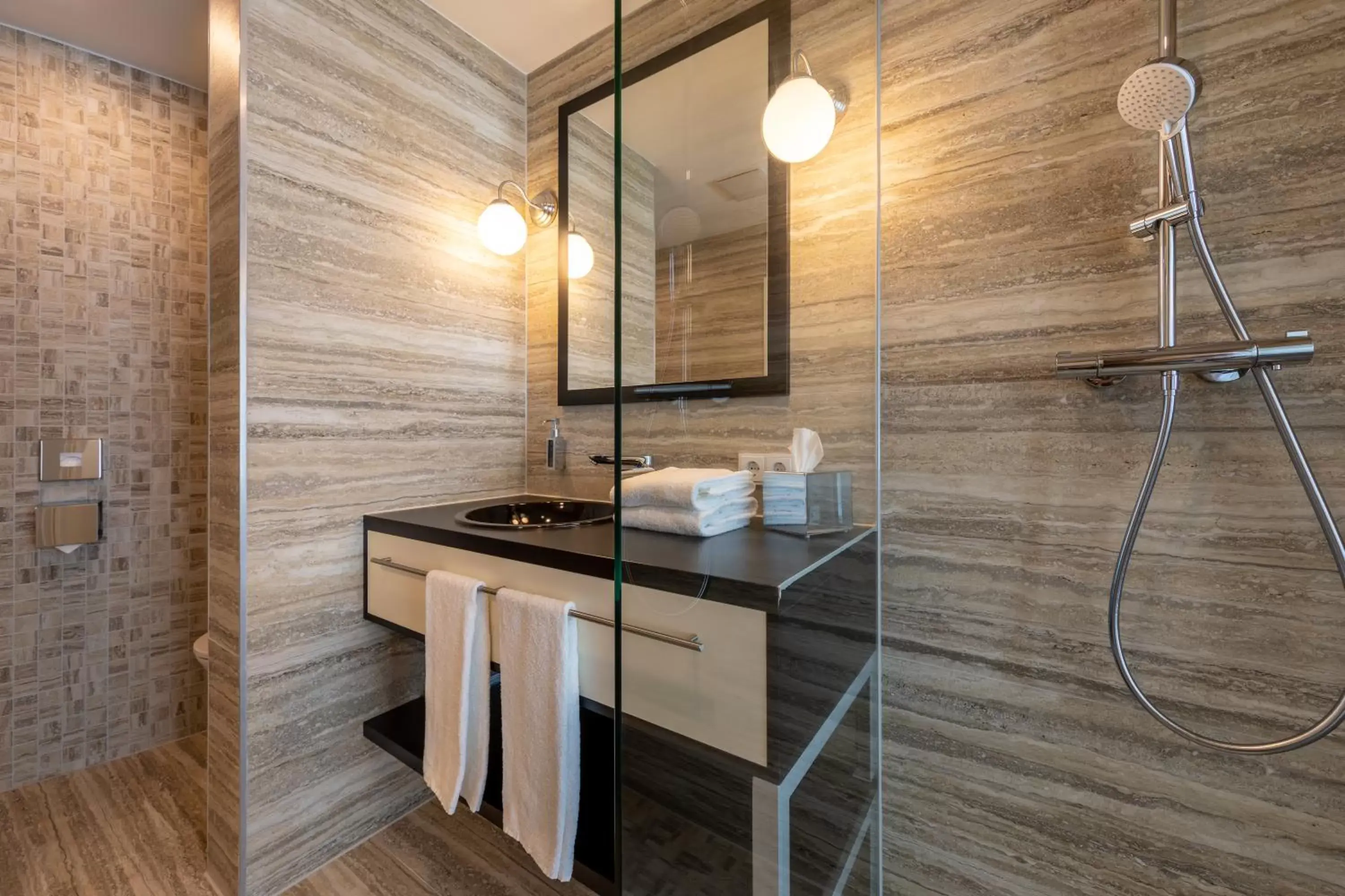 Shower, Bathroom in Trip Inn Conference Hotel & Suites