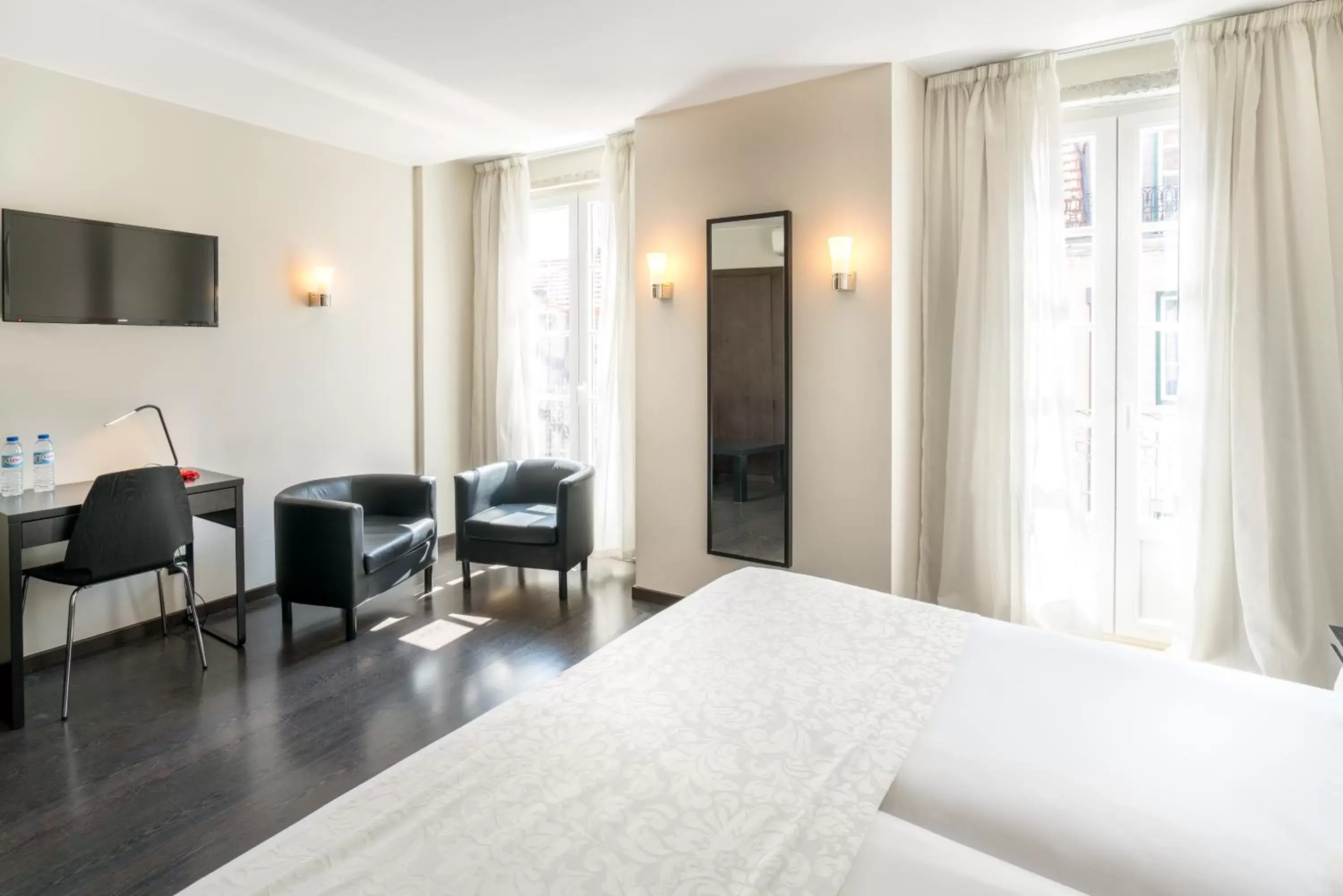Bedroom, Seating Area in Rossio Garden Hotel