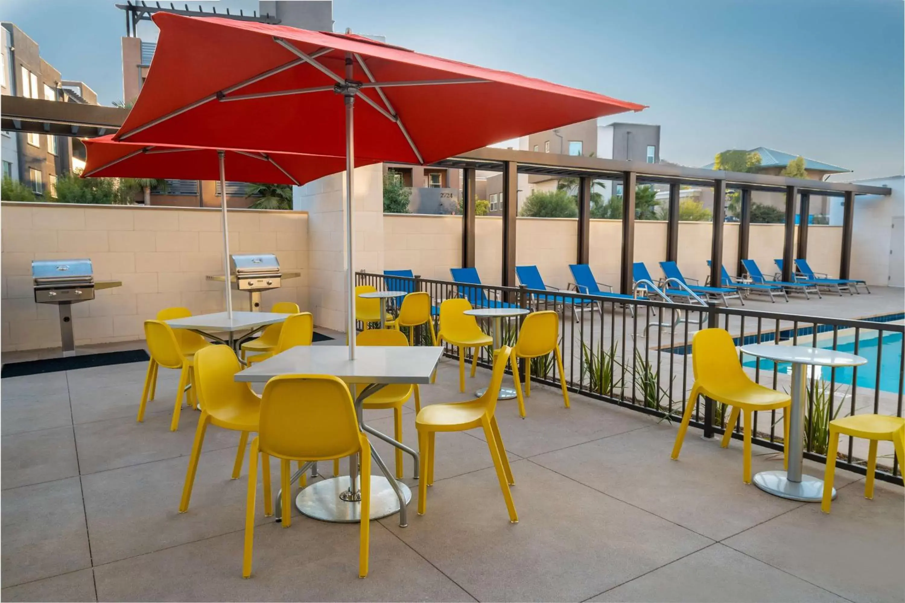 Swimming pool, Restaurant/Places to Eat in Home2 Suites Corona, Ca