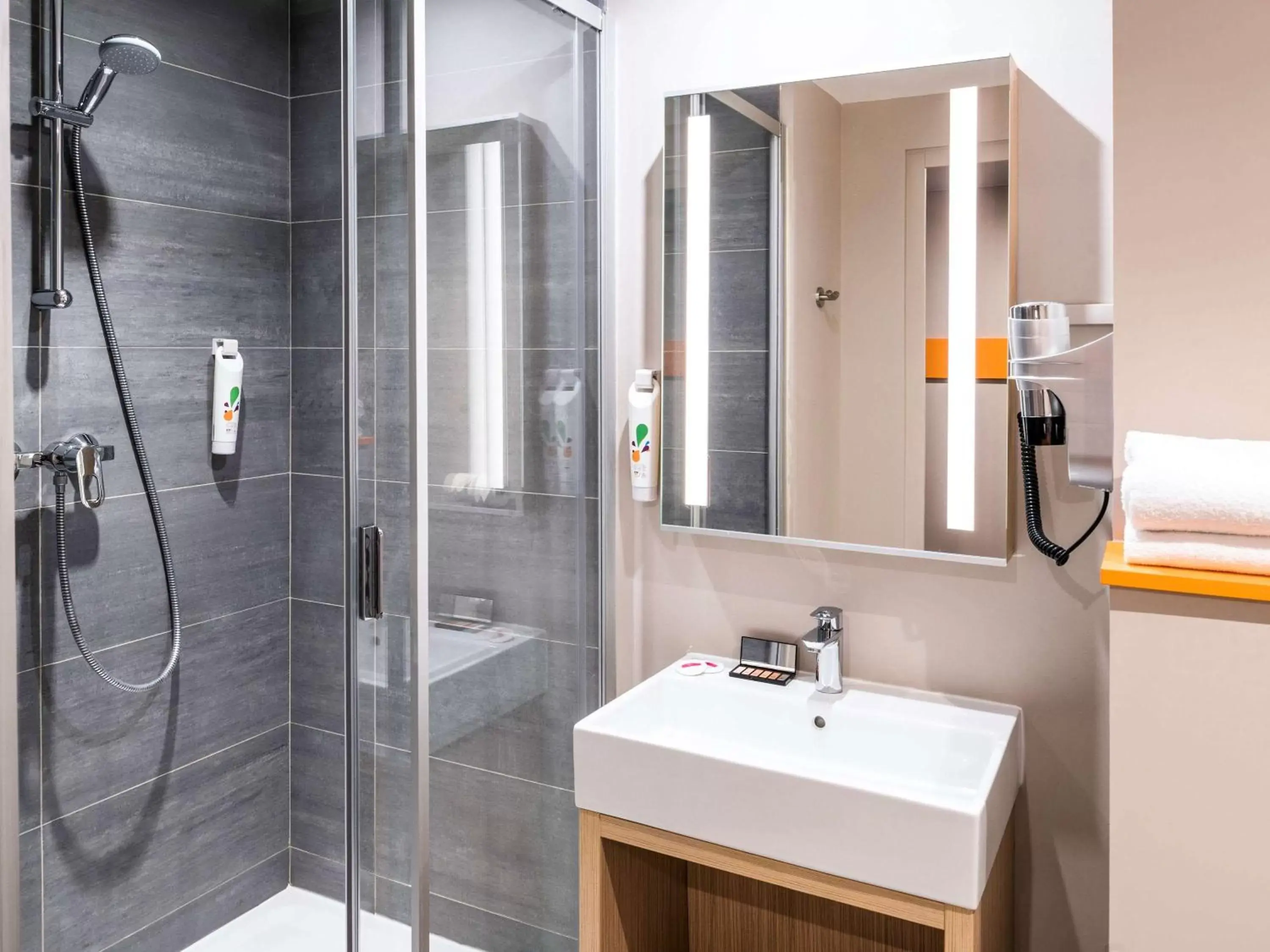 Photo of the whole room, Bathroom in ibis Styles Clamart Gare Grand Paris