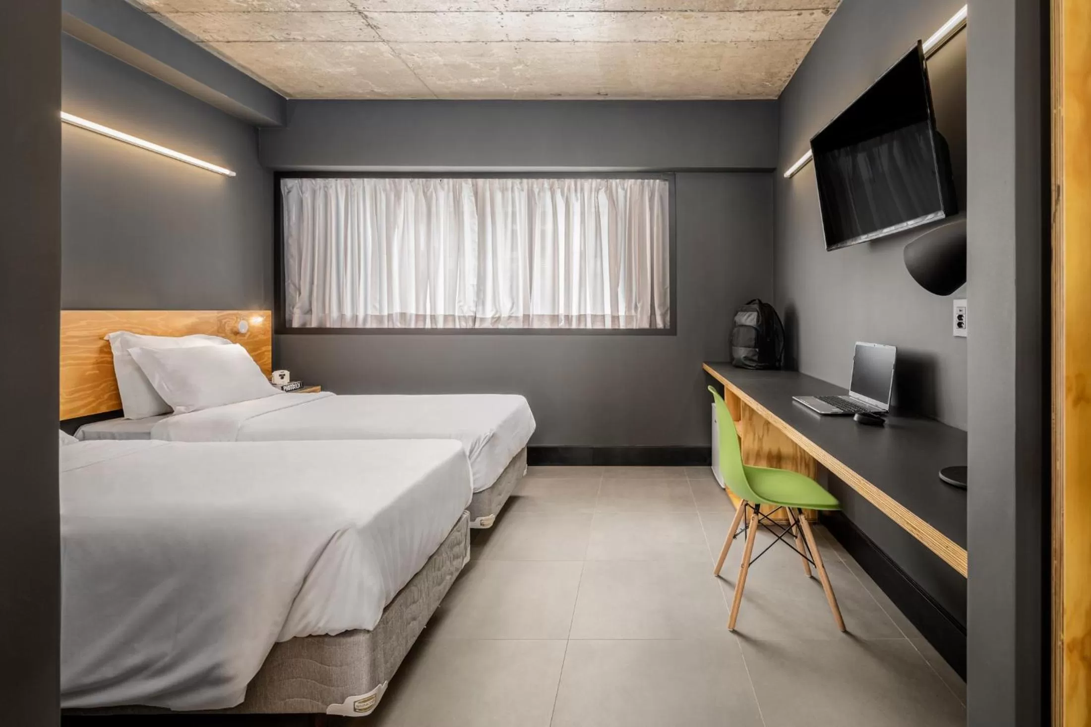 Photo of the whole room, Bed in Intercity Canoas