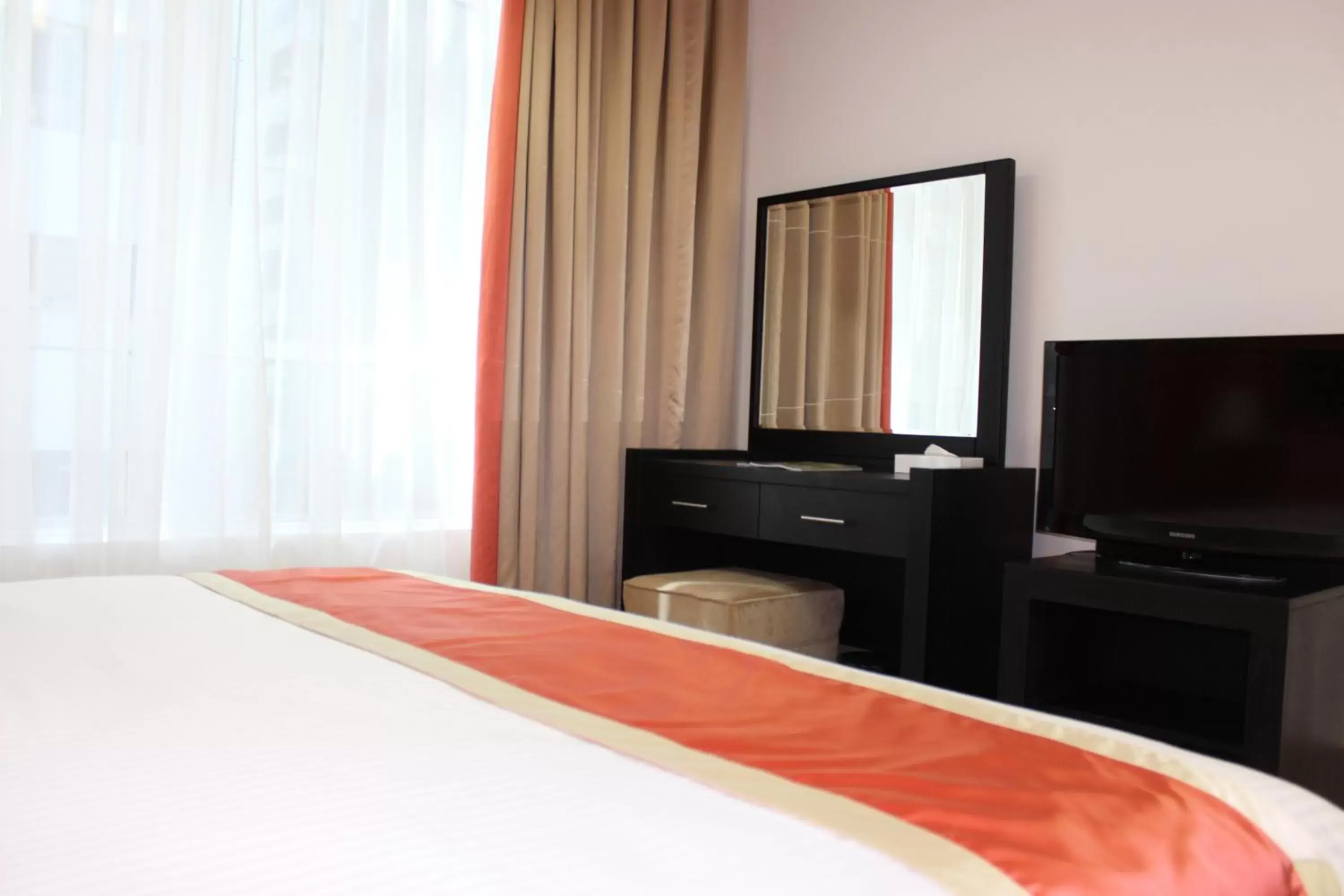 Bedroom, TV/Entertainment Center in Al Diar Sawa Hotel Apartments