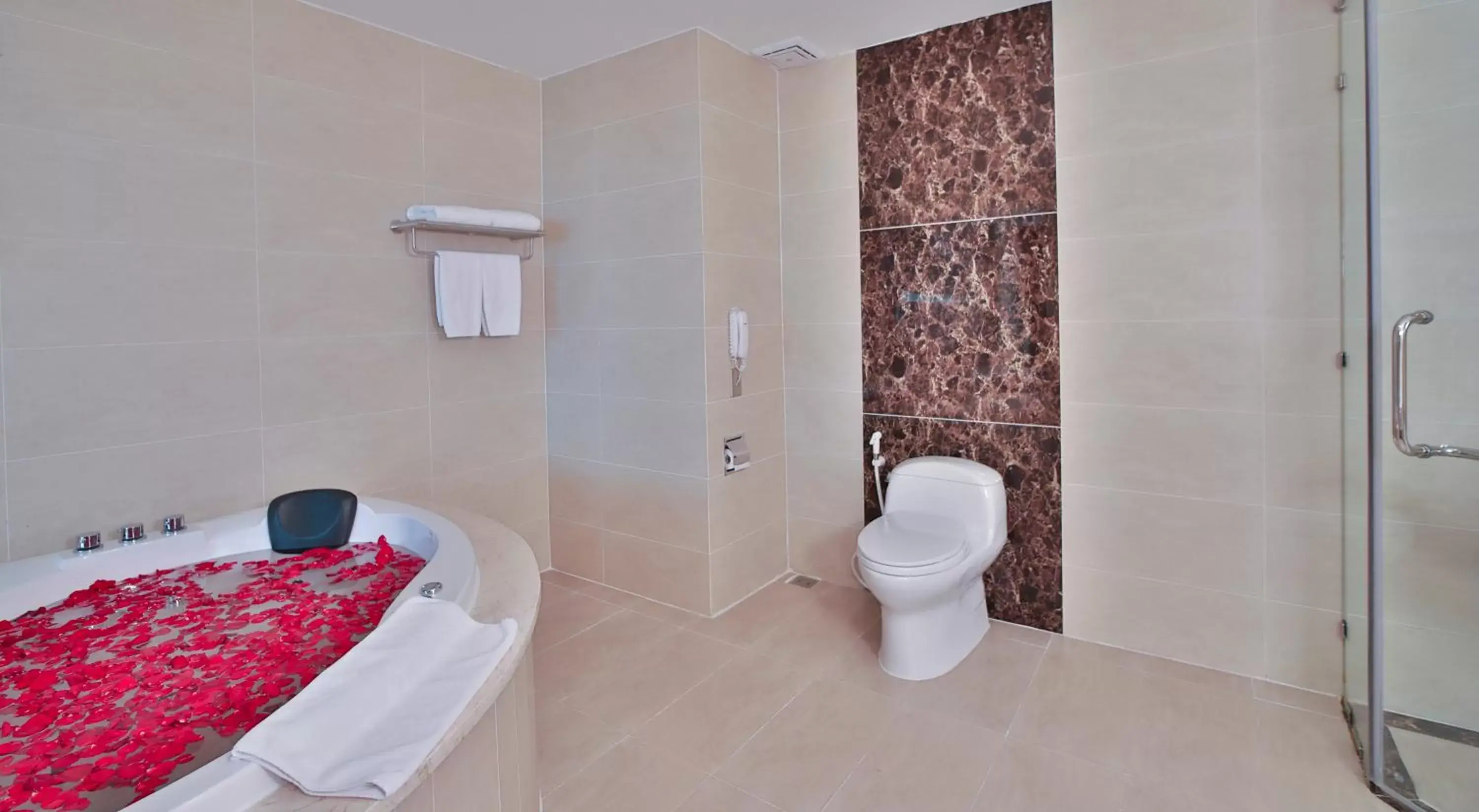 Shower, Bed in Muong Thanh Luxury Ca Mau Hotel Shower, Bed in Muong Thanh Luxury Ca Mau Hotel