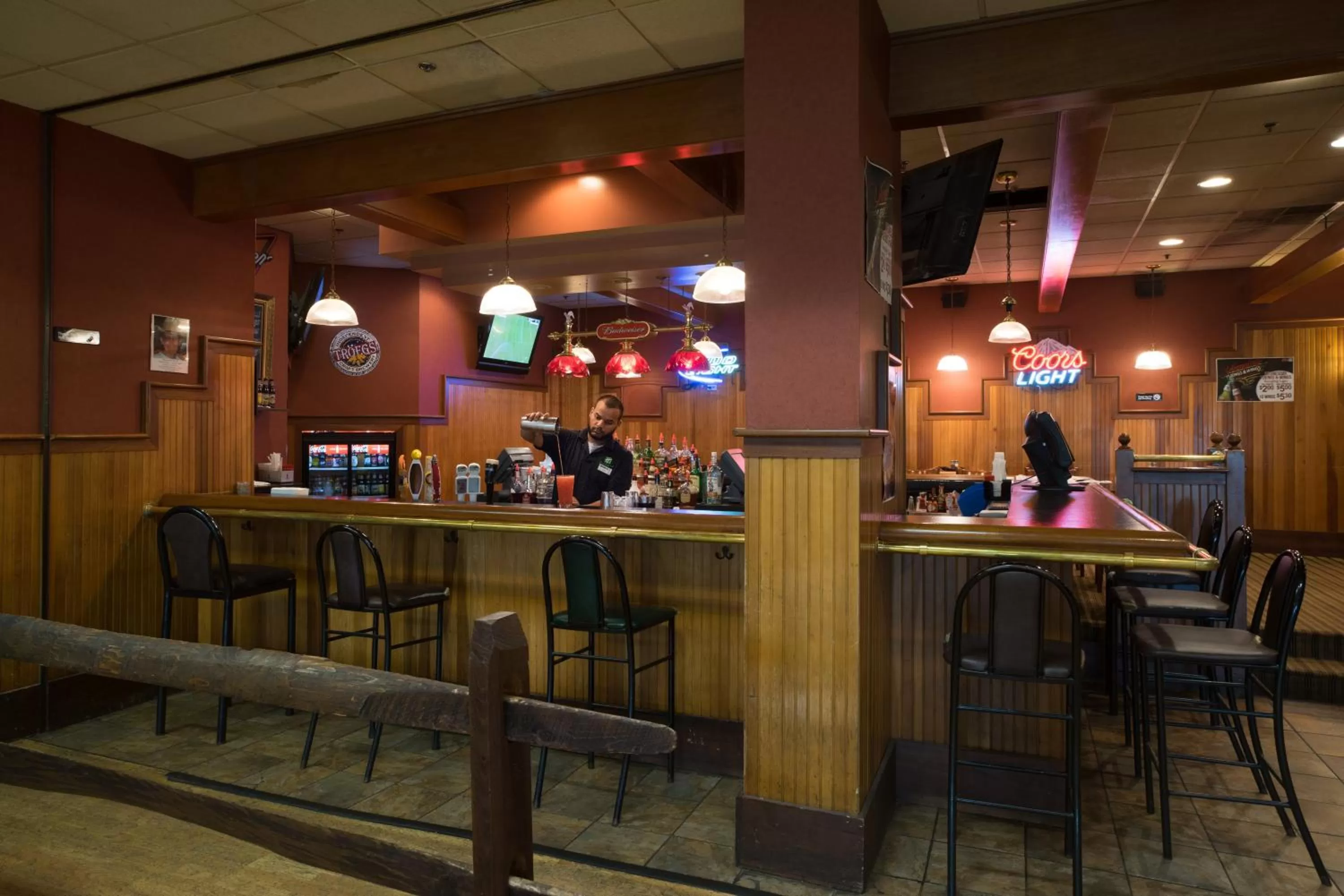 Lounge or bar in Holiday Inn Harrisburg I-81 Hershey Area by IHG