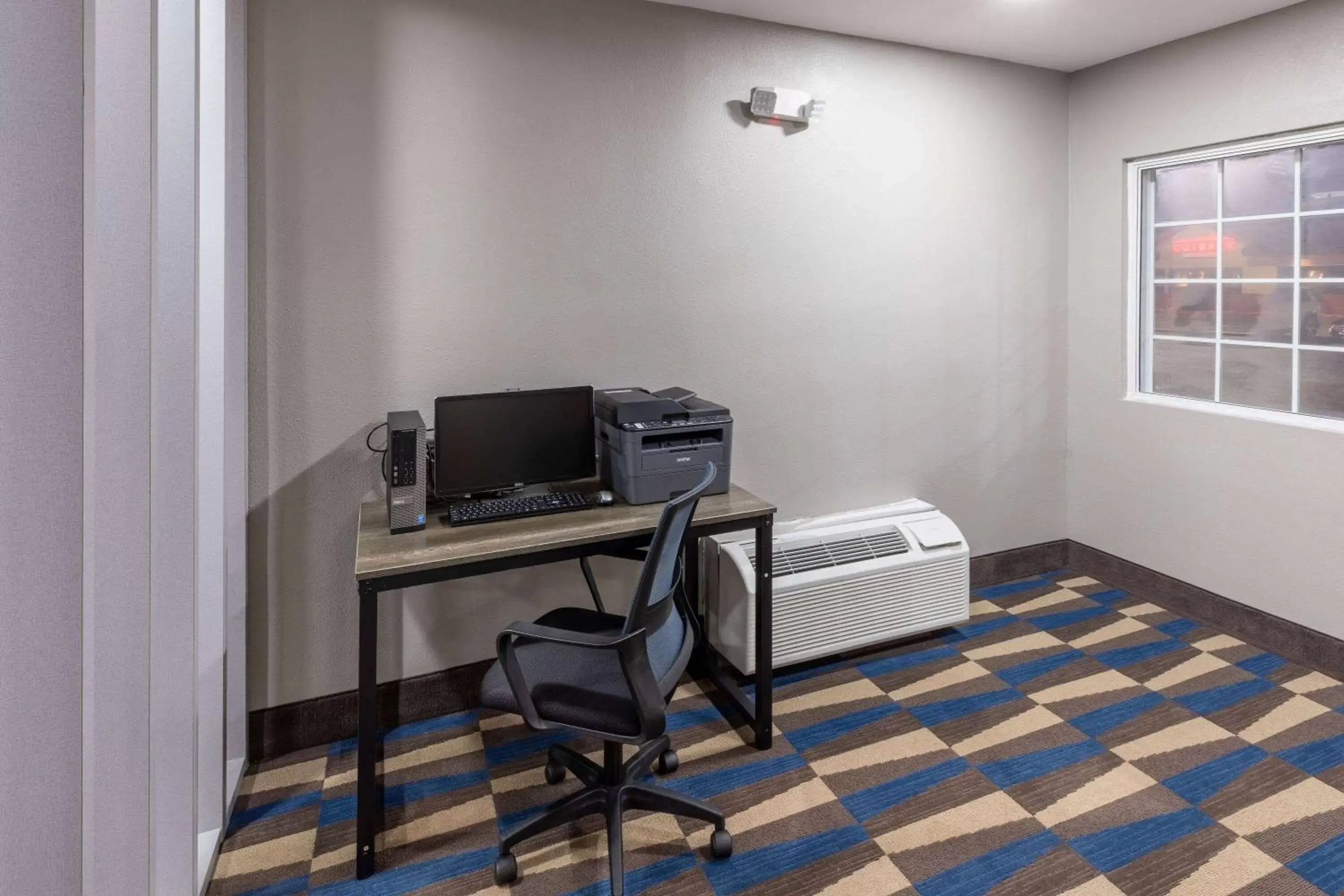 Business facilities, TV/Entertainment Center in Microtel Inn & Suites by Wyndham Bossier City