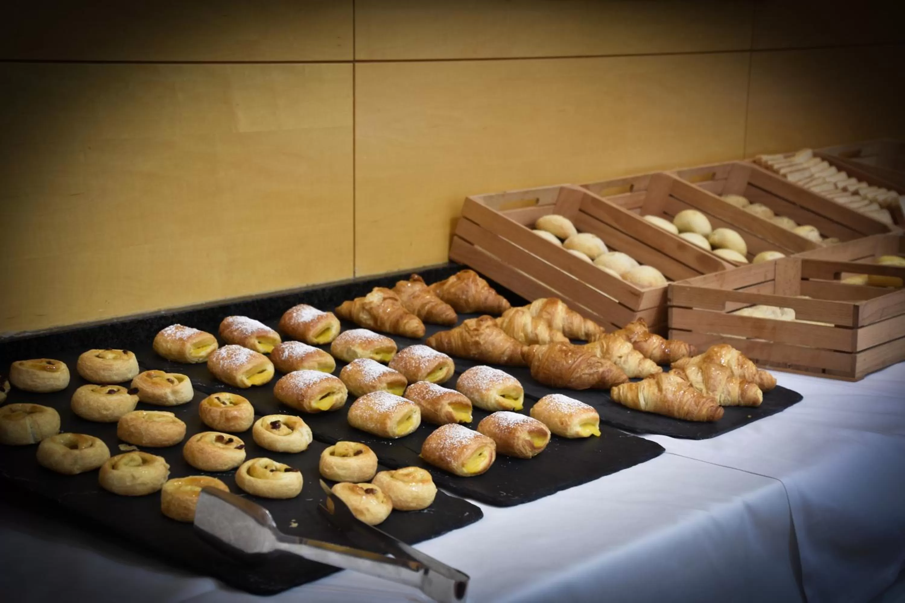 Buffet breakfast in Senator Parque Central