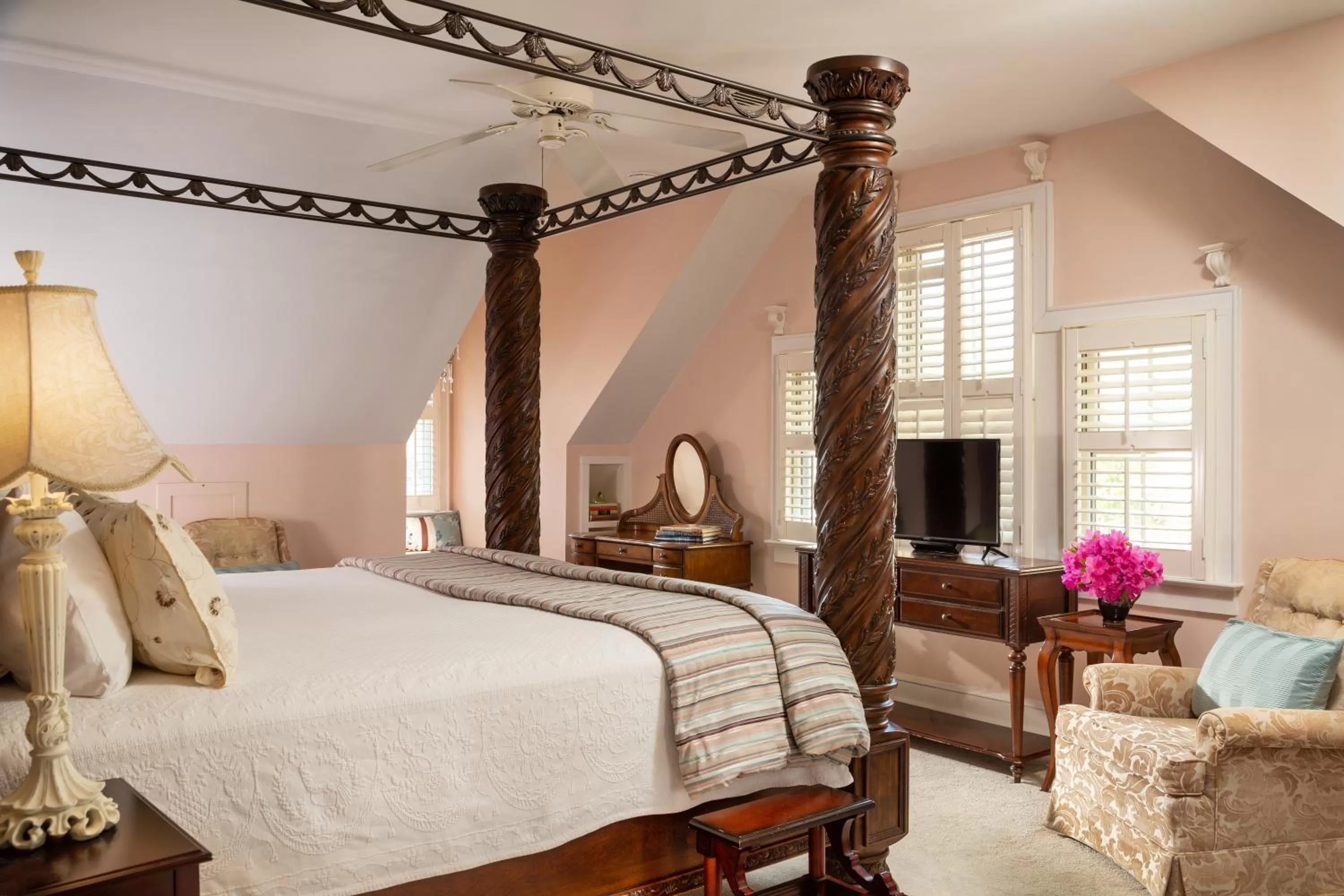 Bed in White Doe Inn Bed & Breakfast