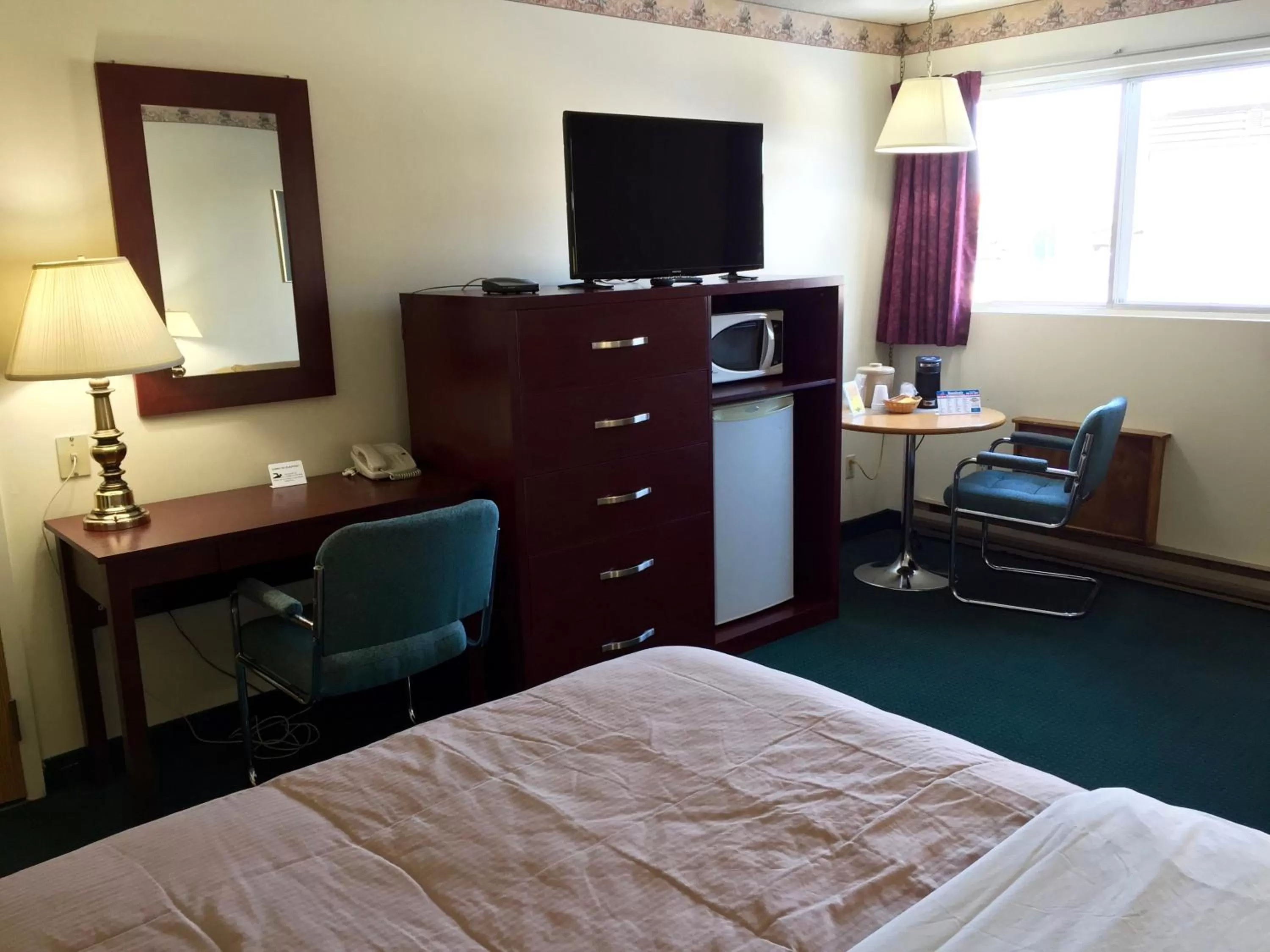 Day, Bed in Colonial Inn