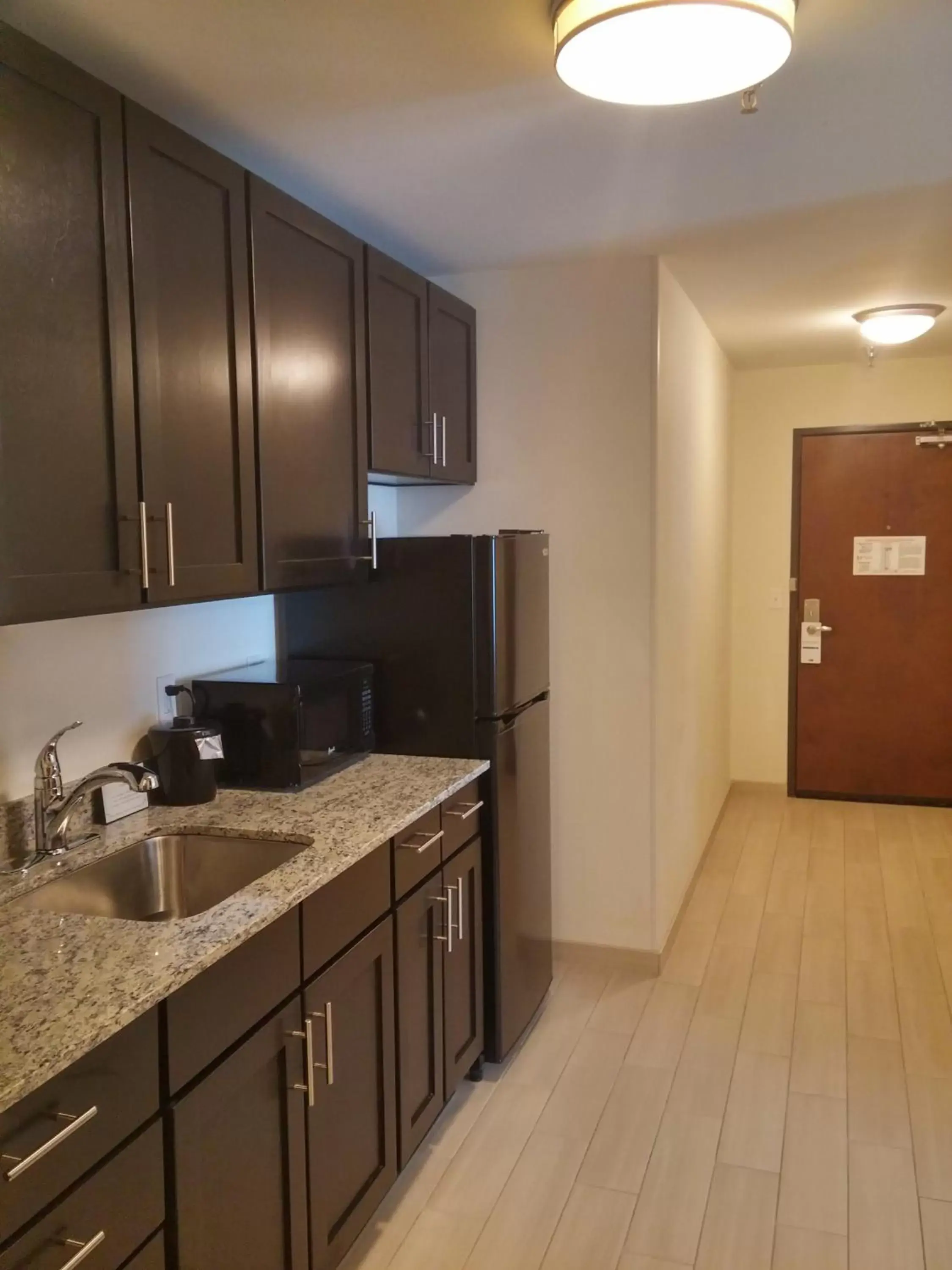 Photo of the whole room, Kitchen/Kitchenette in Holiday Inn Express & Suites Golden, an IHG Hotel