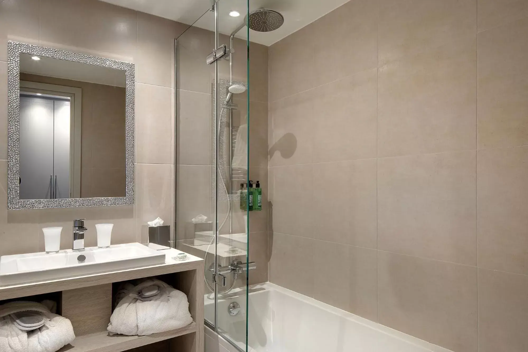 Deluxe Family Room in La Bastide de Biot Deluxe Family Room in La Bastide de Biot