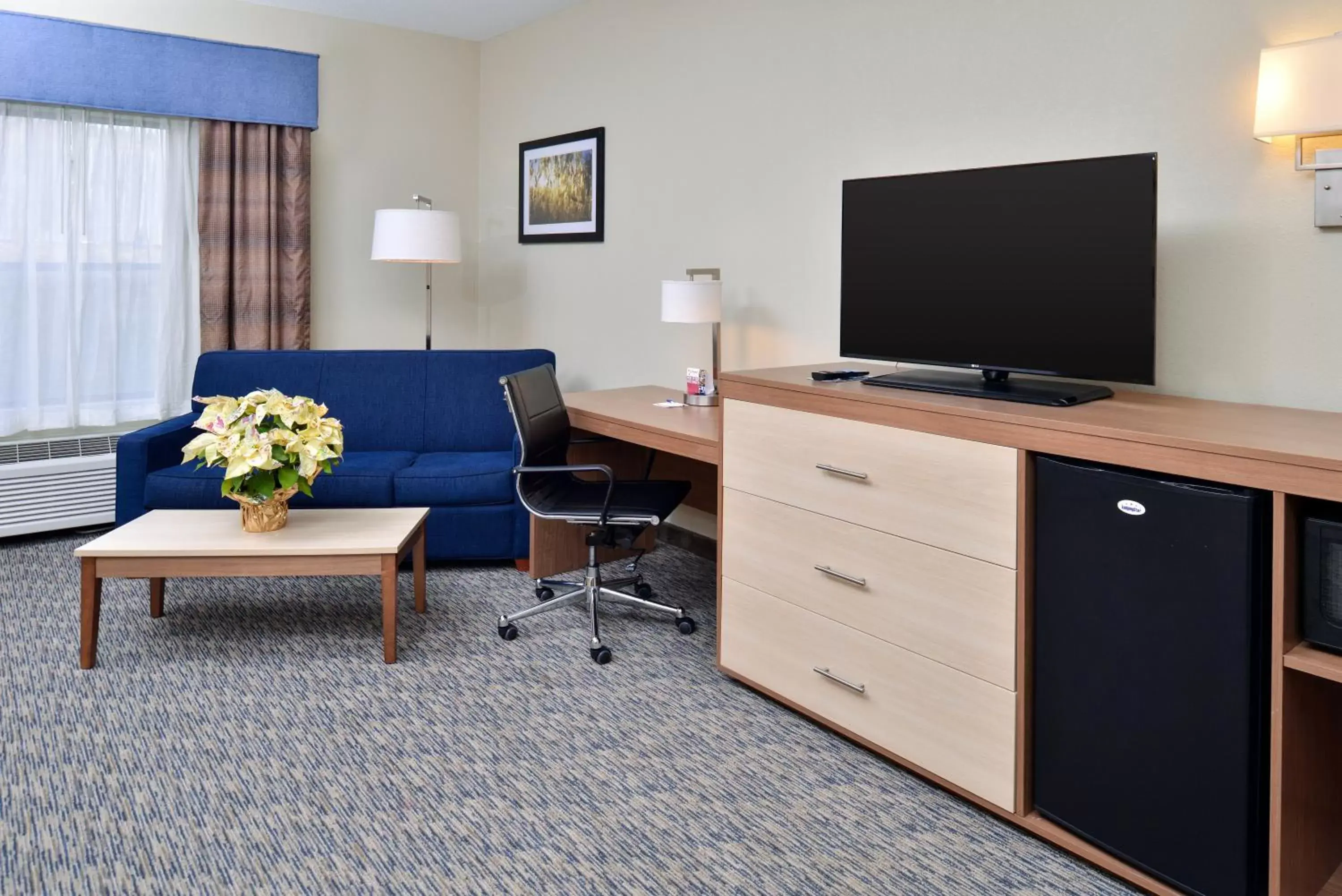 Seating area, TV/Entertainment Center in Best Western North Attleboro - Providence Beltway