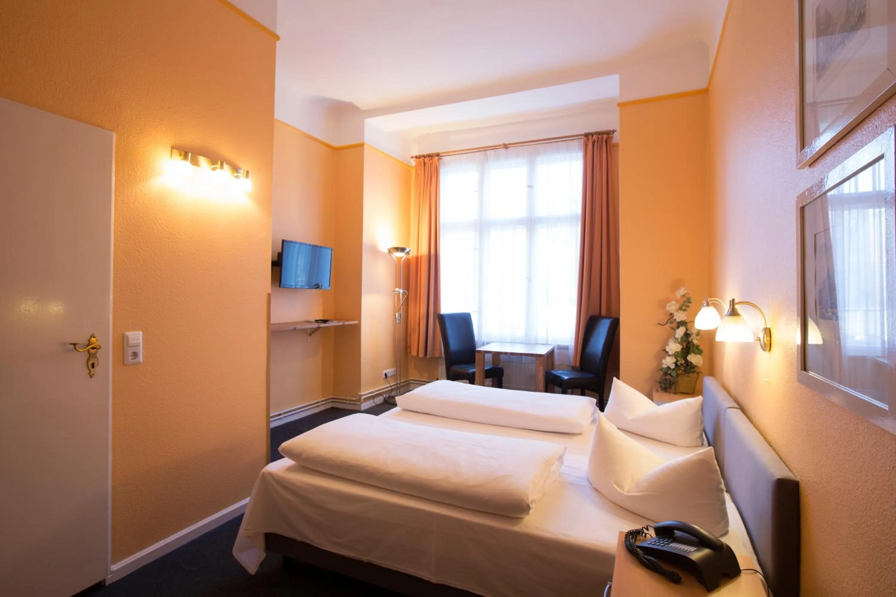 Photo of the whole room, Bed in Hotel am Hermannplatz