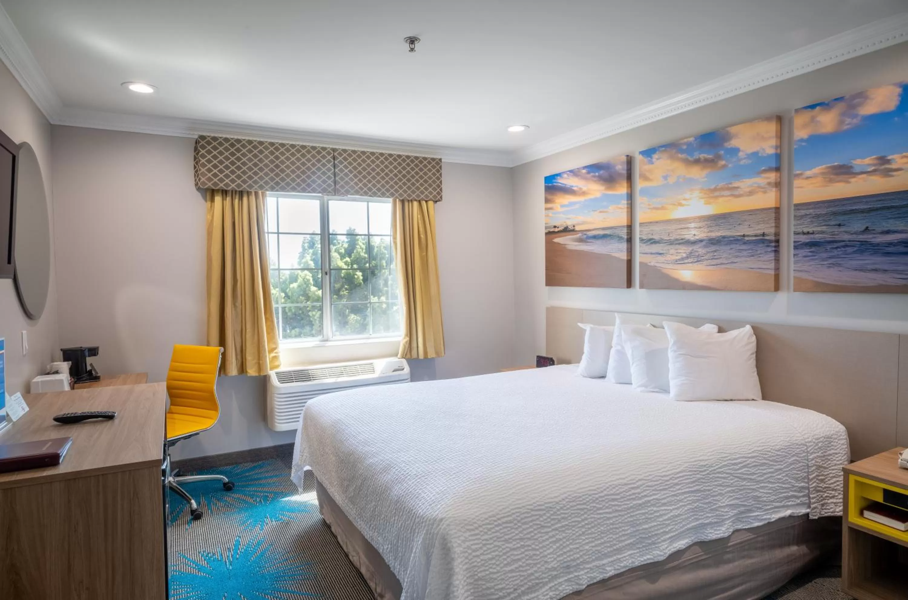 Bedroom, Bed in Days Inn by Wyndham Santa Monica