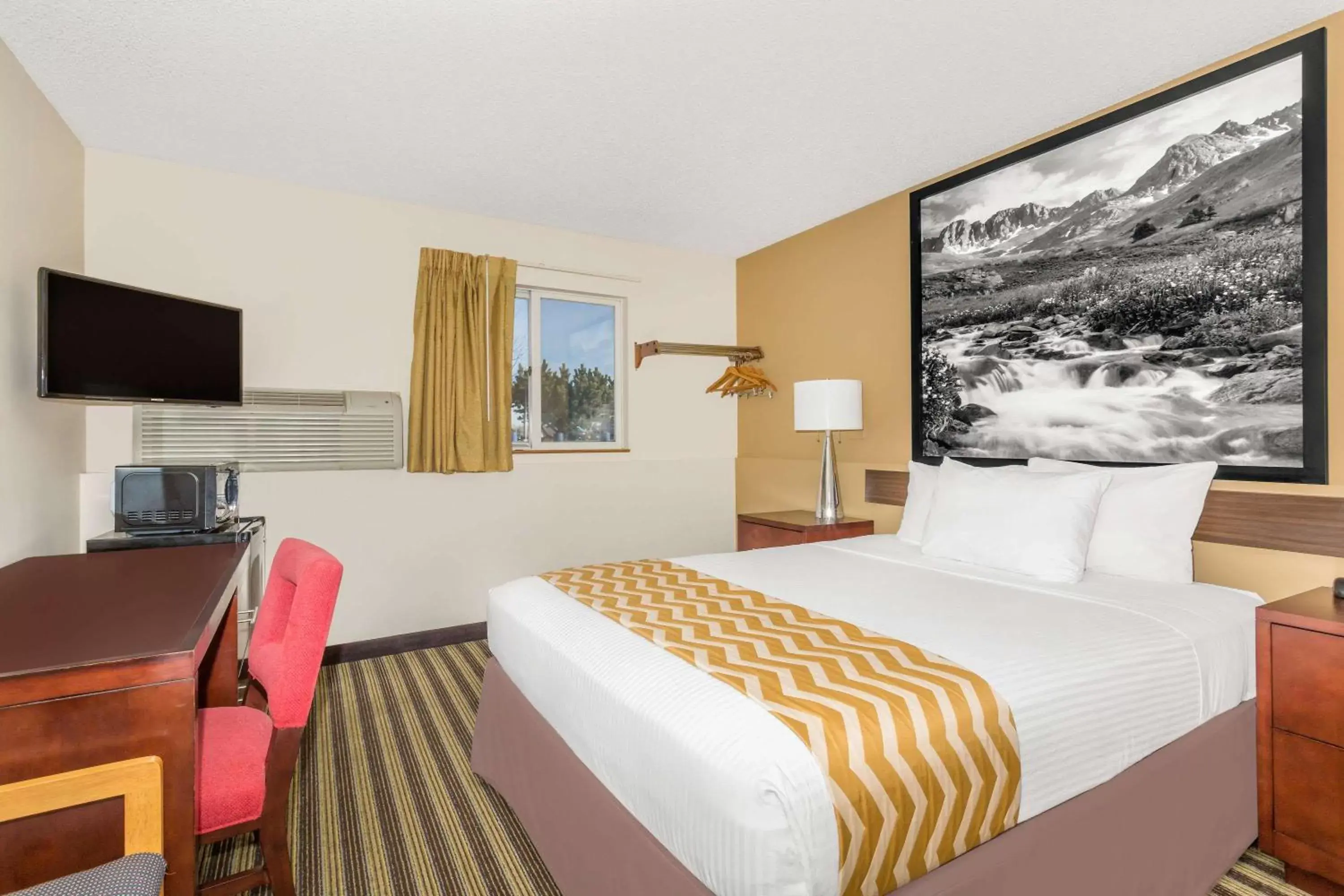 Photo of the whole room, Bed in Travelodge by Wyndham Loveland/Fort Collins Area