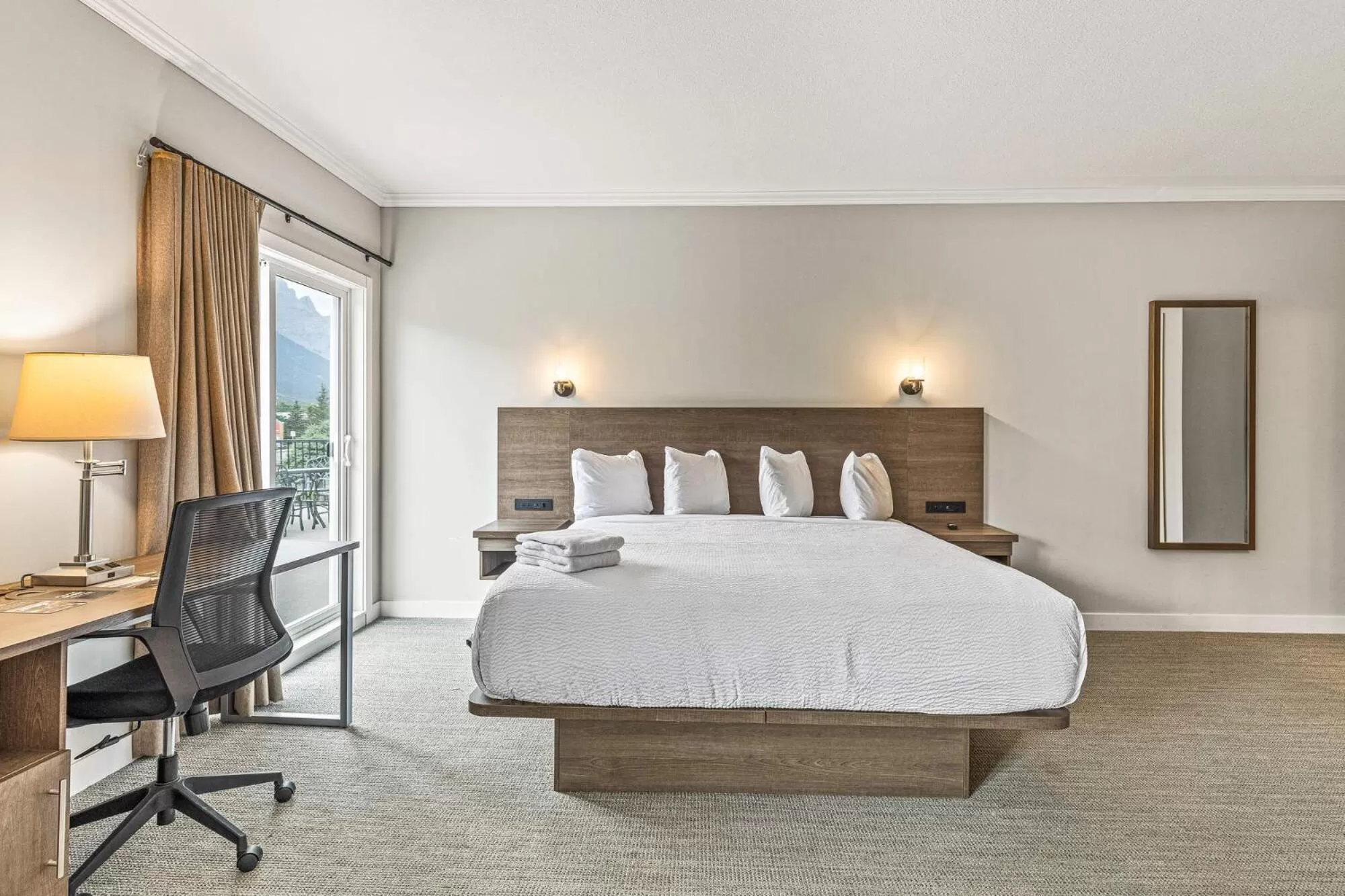 Bedroom, Bed in Northwinds Hotel Canmore