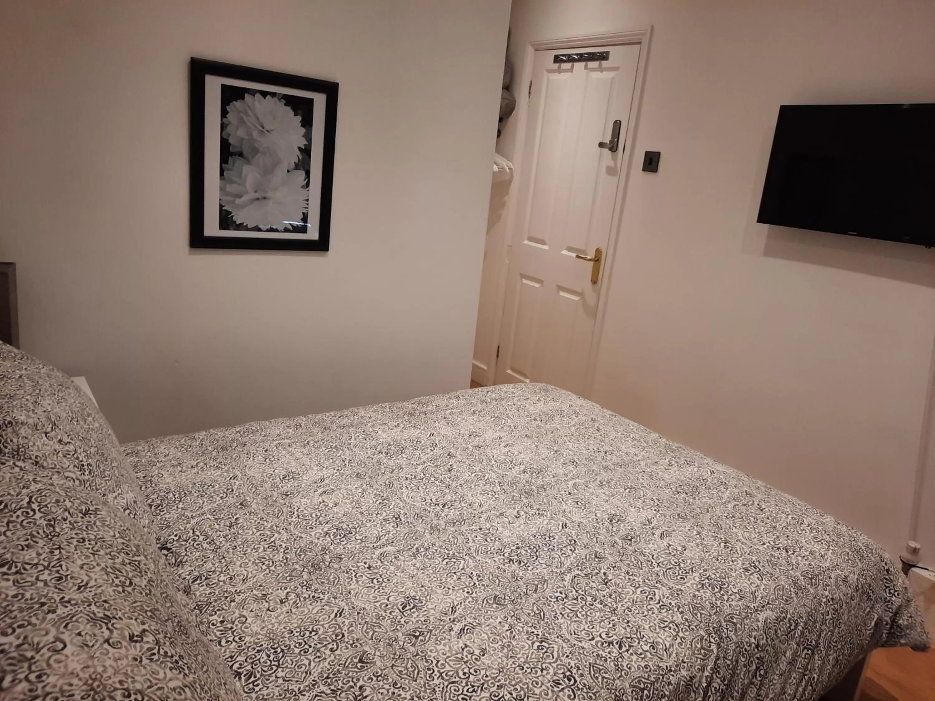Bed in Lovely Home with full en-suite double bed rooms