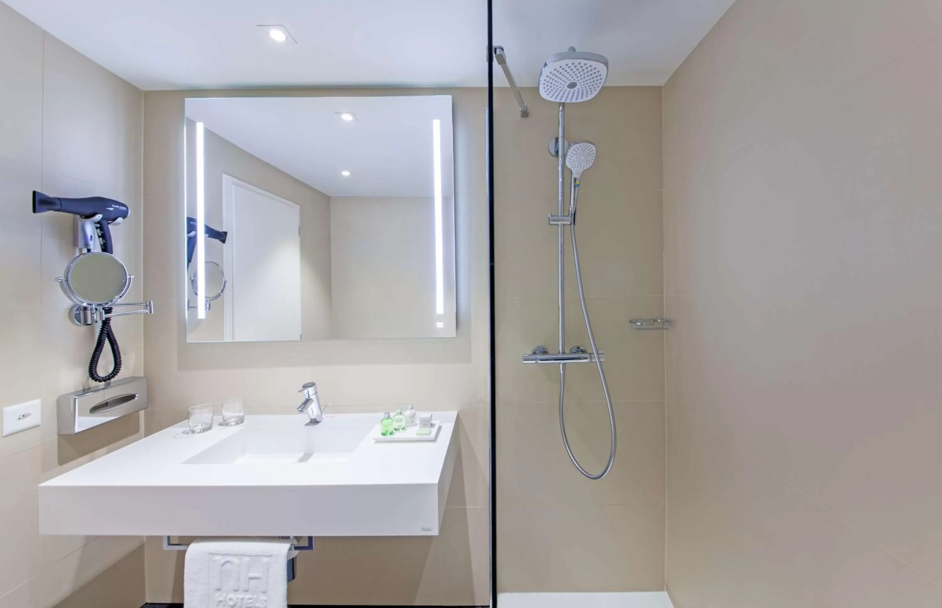 Bathroom in Geneva by Fassbind