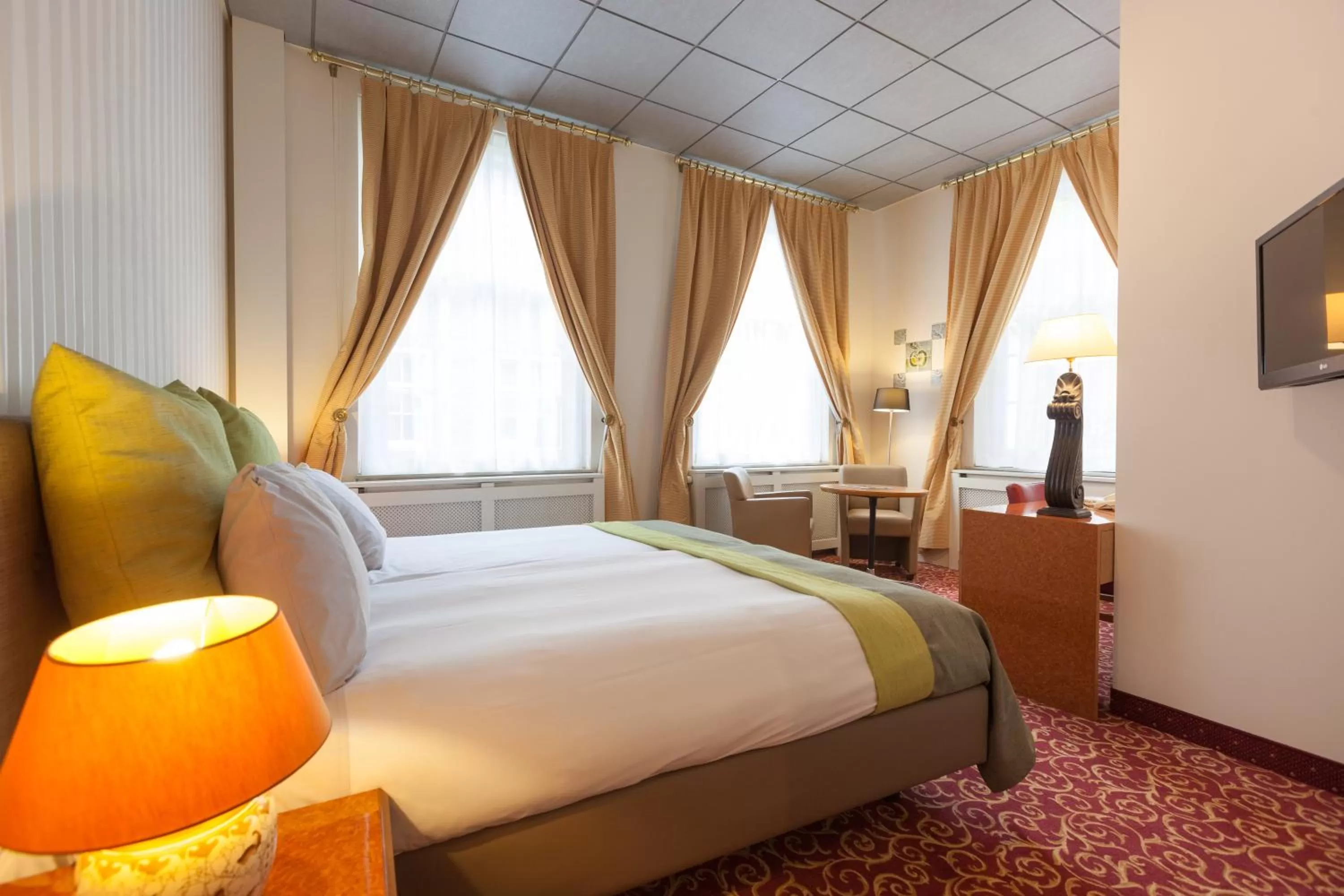 Bedroom, Bed in Grand Museum Hotel, BW Signature Collection