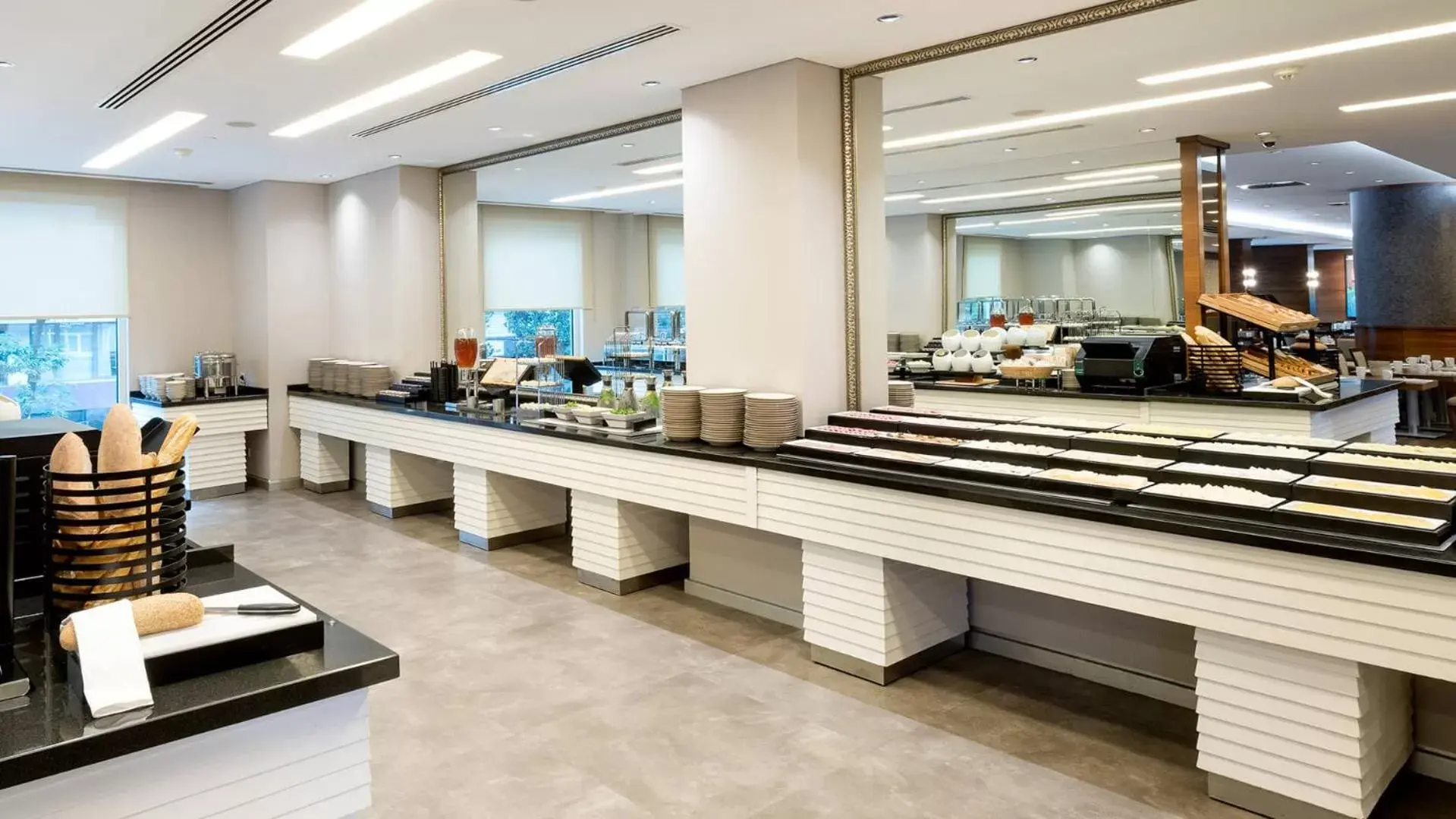 Restaurant/Places to Eat in Ramada Plaza By Wyndham Istanbul City Center