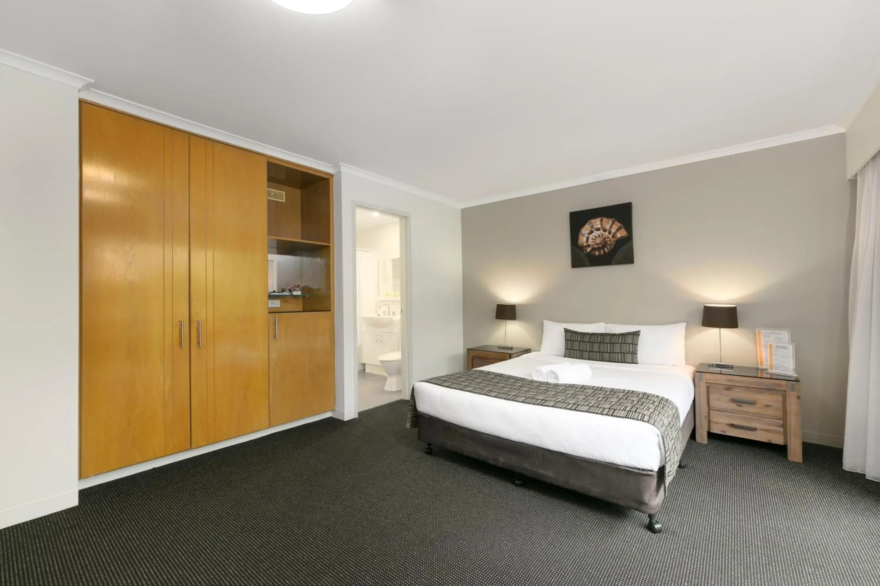 Bedroom, Bed in Mt Ommaney Hotel Apartments