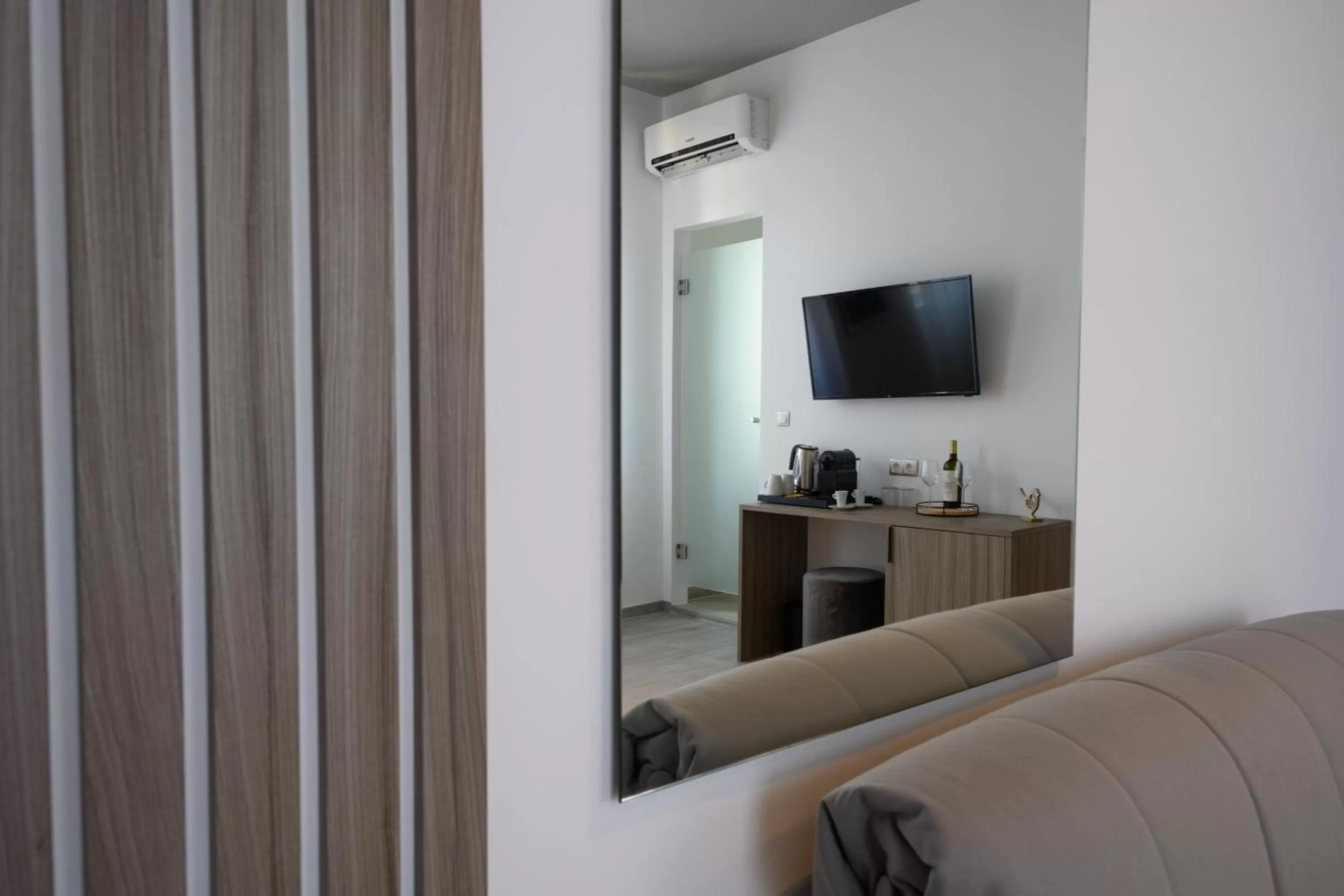 Coffee/tea facilities, TV/Entertainment Center in AMALPHI Corfu City Living