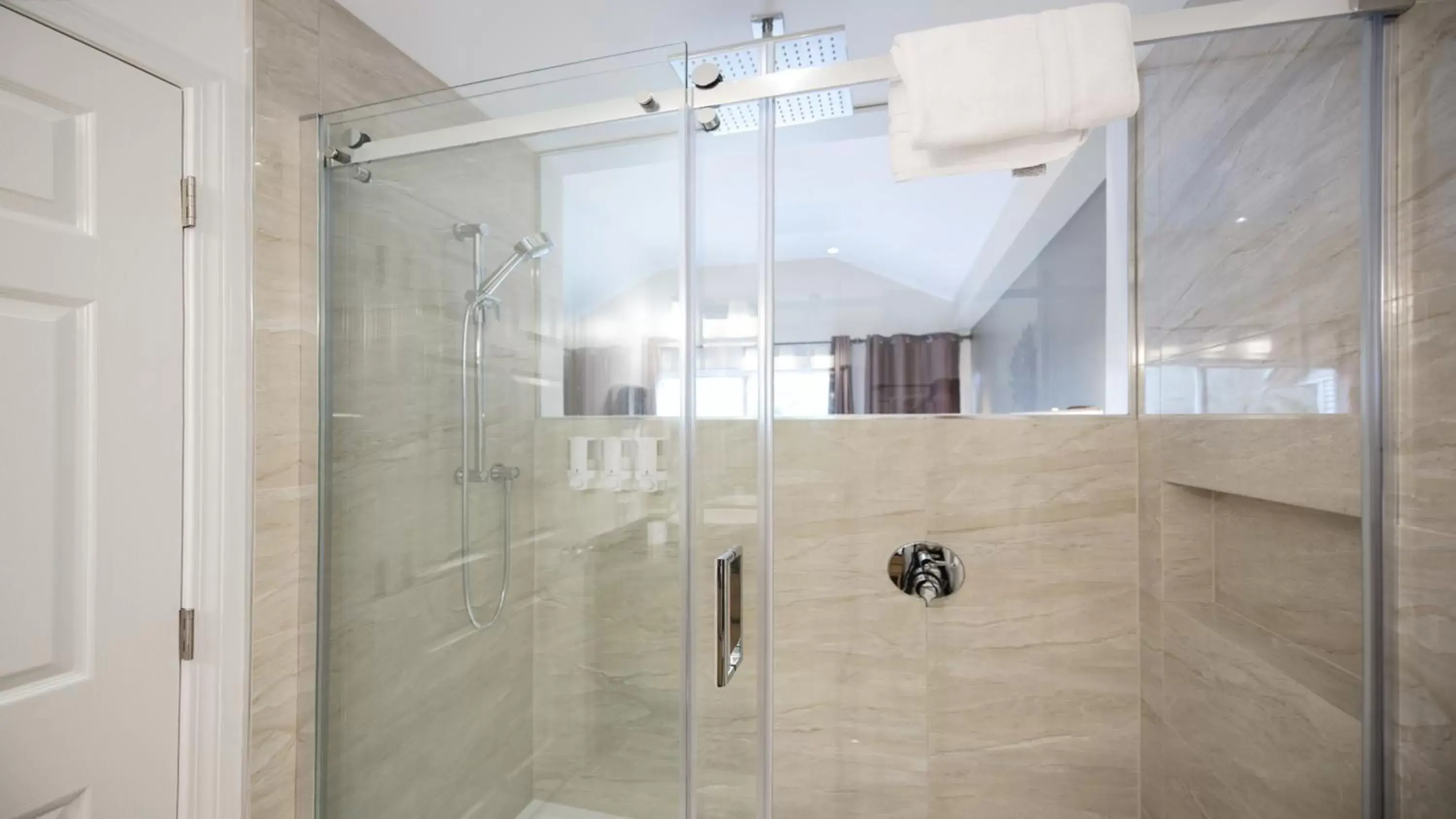 Shower, Bathroom in Gibsons Garden Hotel