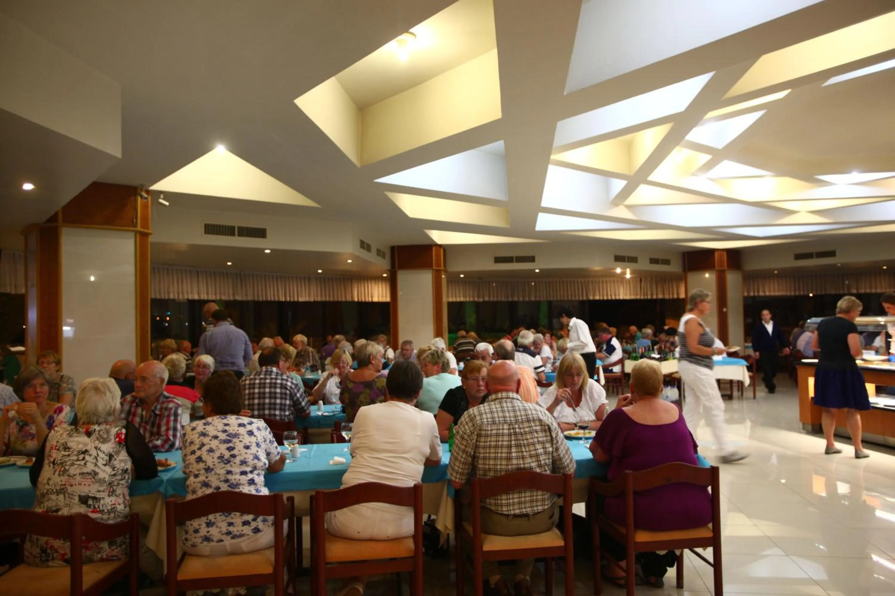 Restaurant/places to eat in Cender Hotel