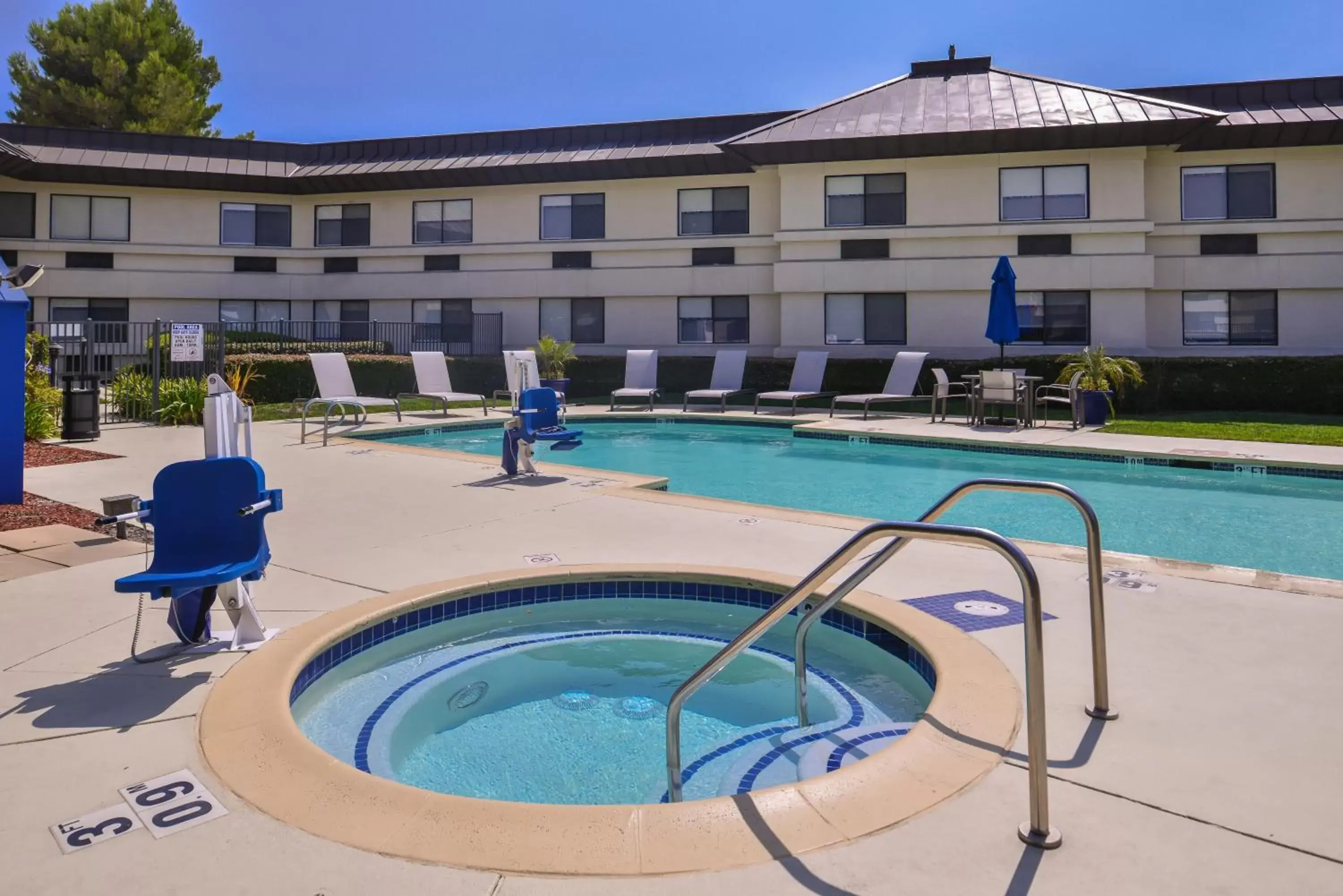 Swimming pool, Property Building in Holiday Inn Express Walnut Creek, an IHG Hotel