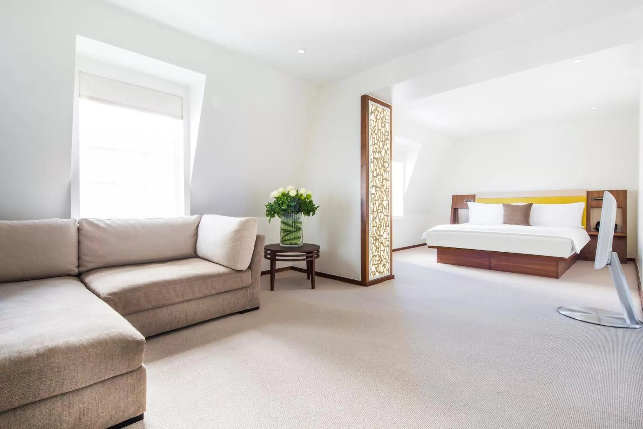 Photo of the whole room, Bed in COMO Metropolitan London