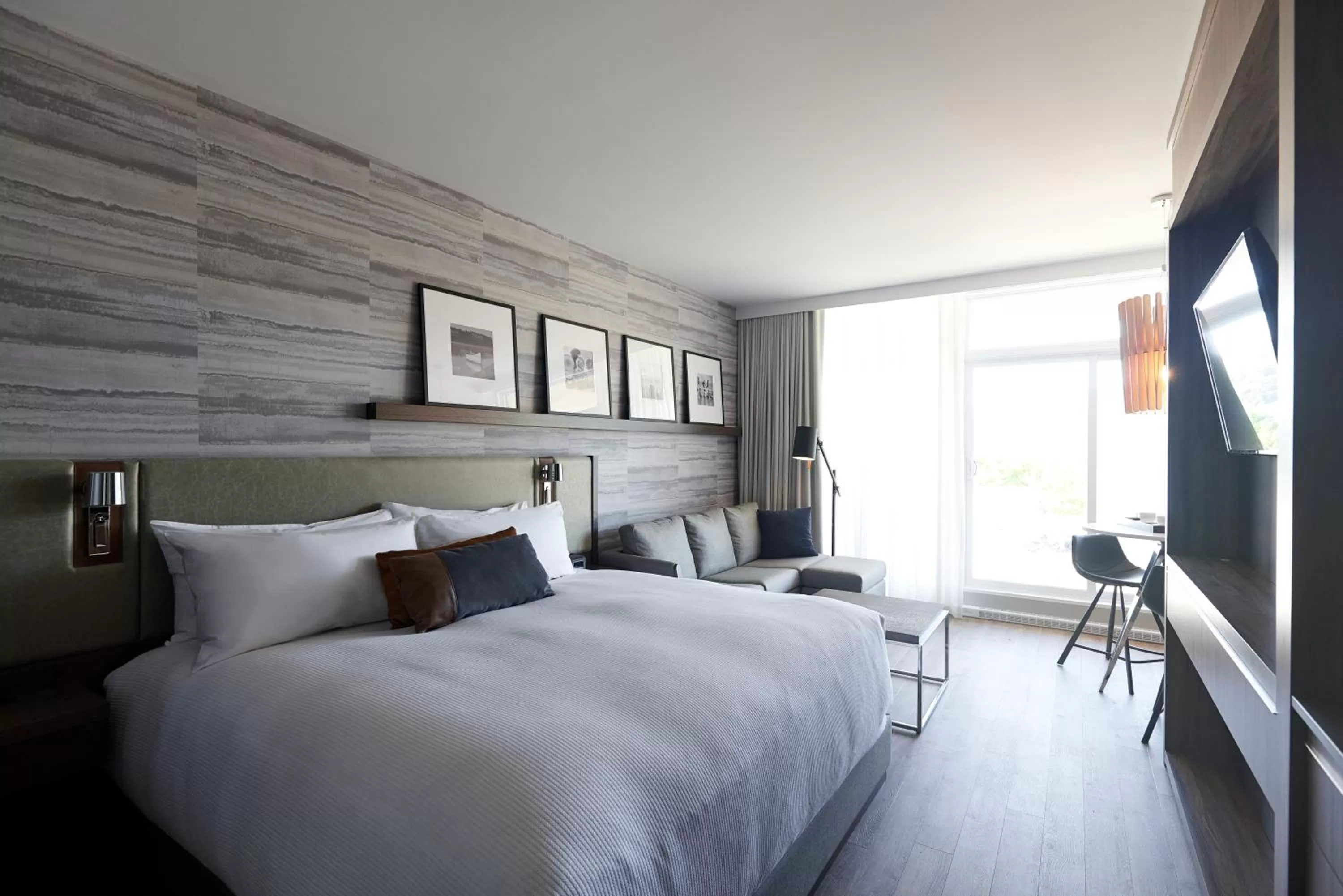 Photo of the whole room, Bed in Entourage sur-le-Lac