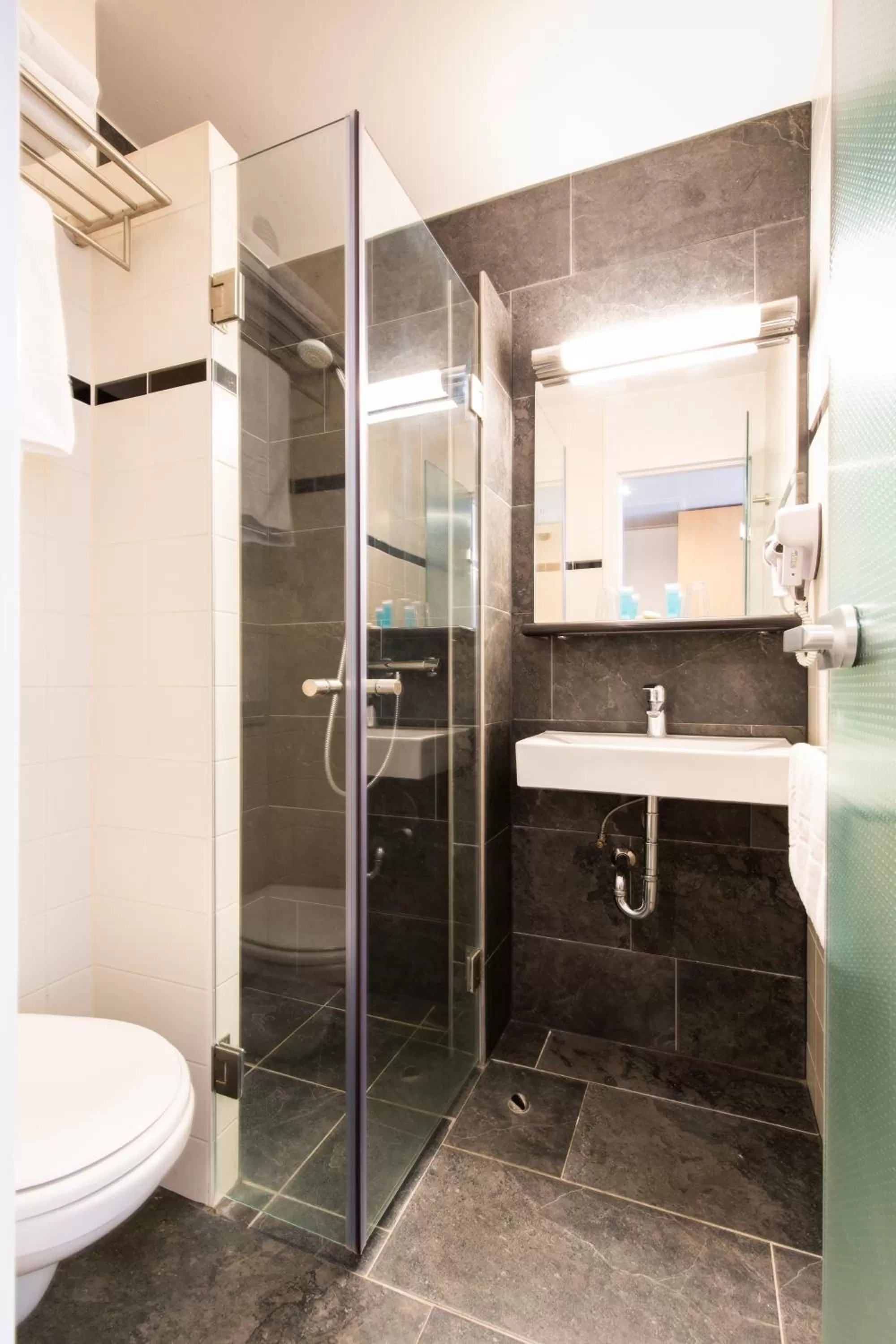 Bathroom in Bastion Hotel Leiden Oegstgeest