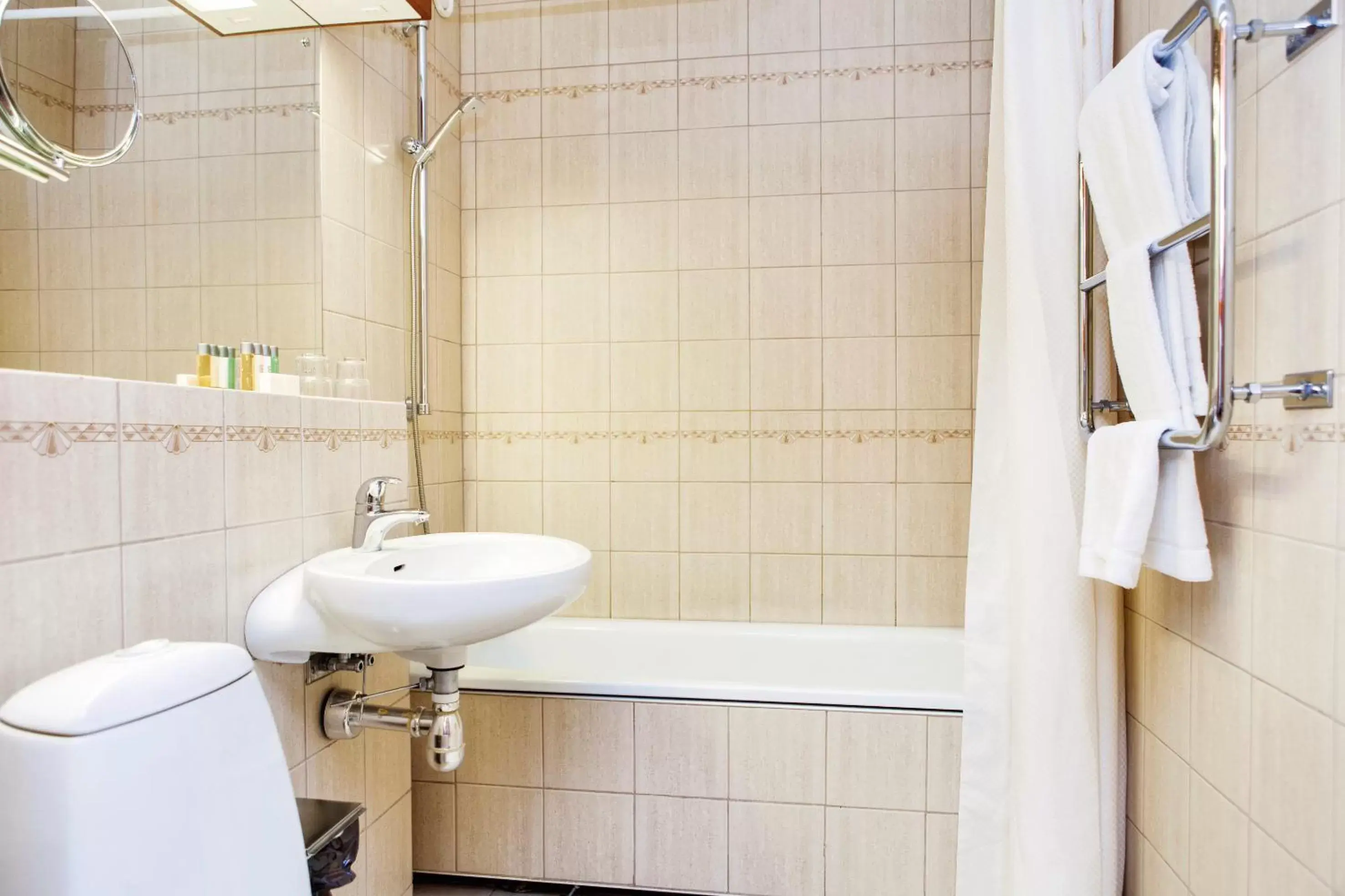 Shower, Bathroom in Elite Hotel Savoy