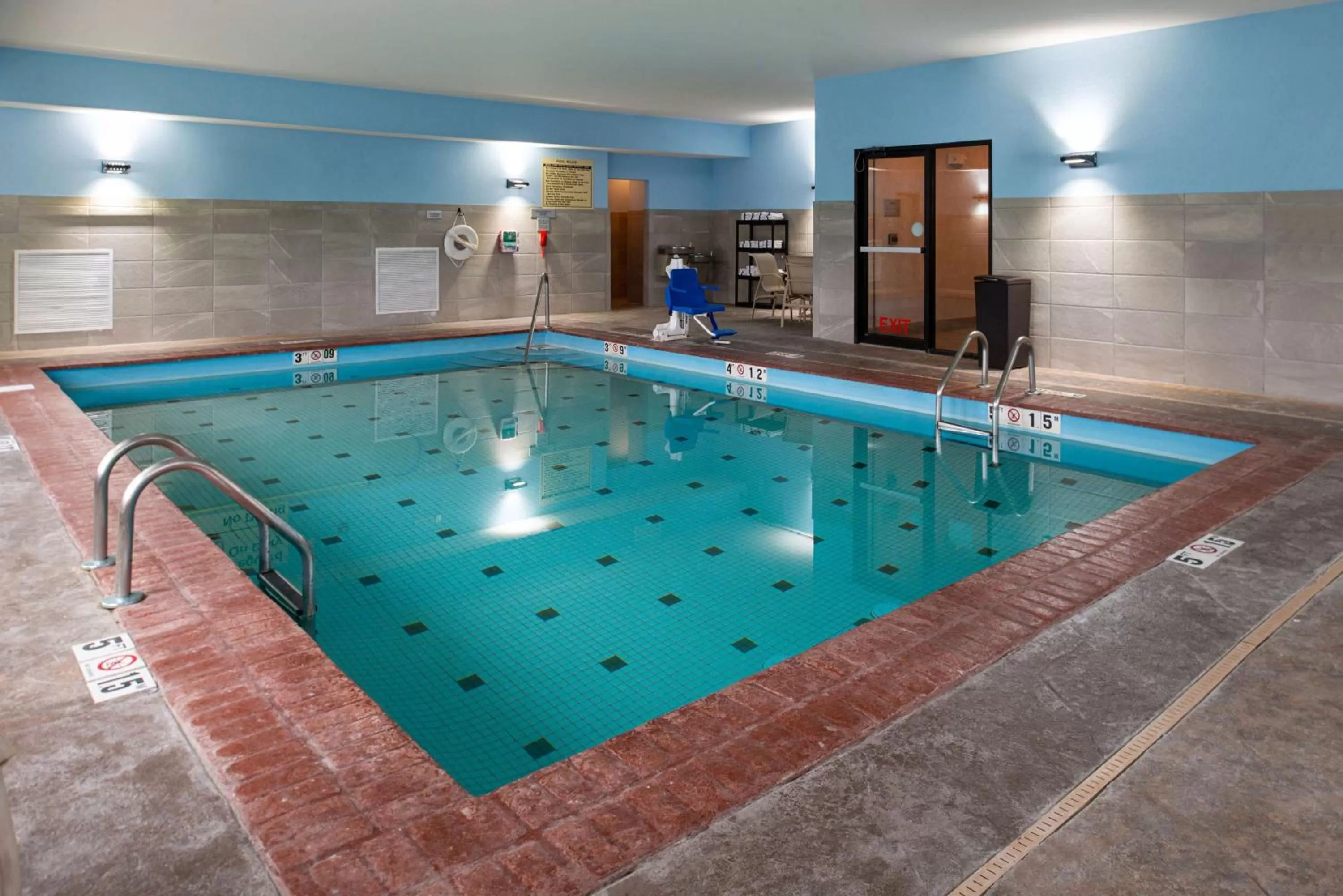 Pool view in Hampton Inn Kansas City Northeast