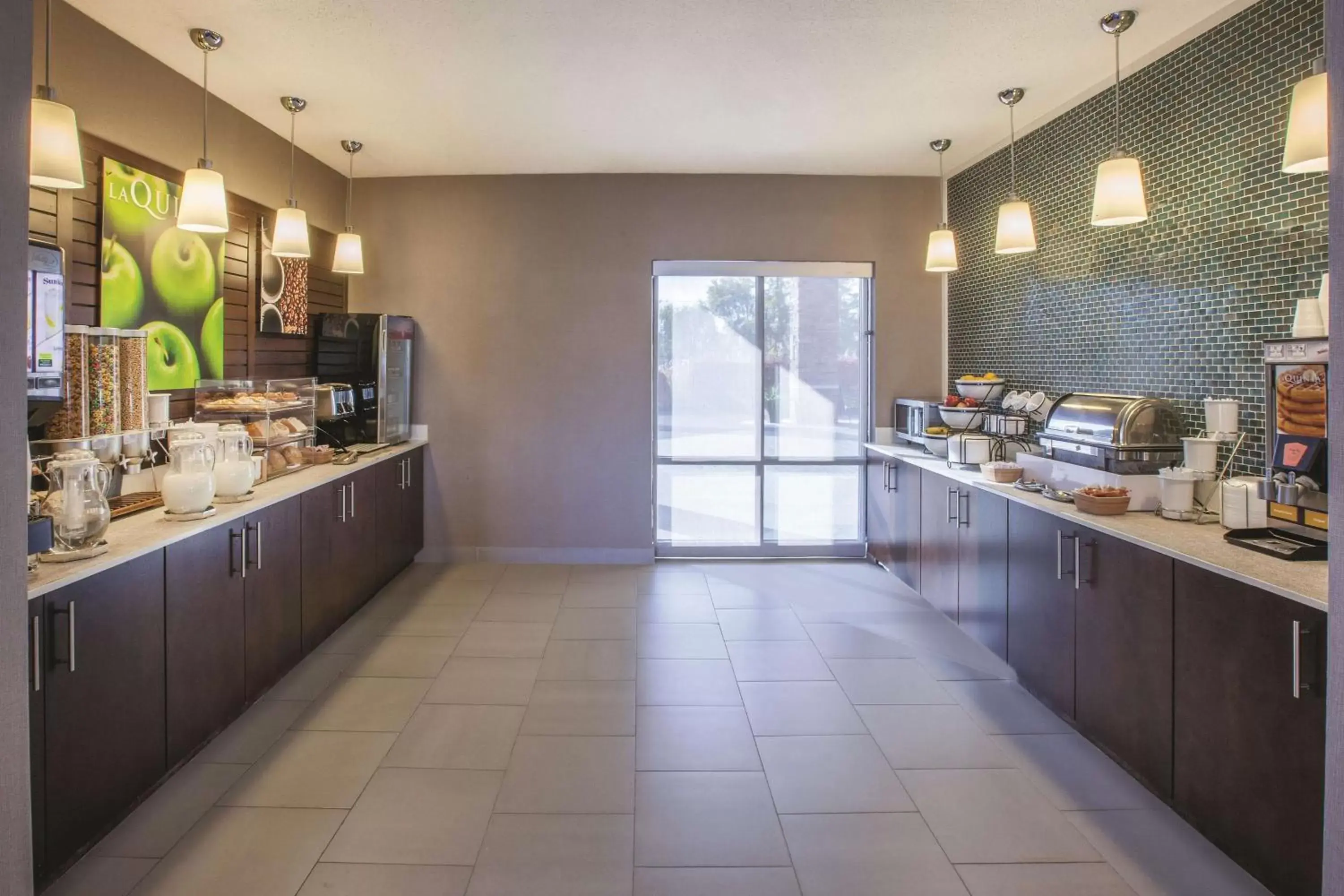 Restaurant/places to eat in La Quinta by Wyndham Philadelphia Airport Restaurant/places to eat in La Quinta by Wyndham Philadelphia Airport