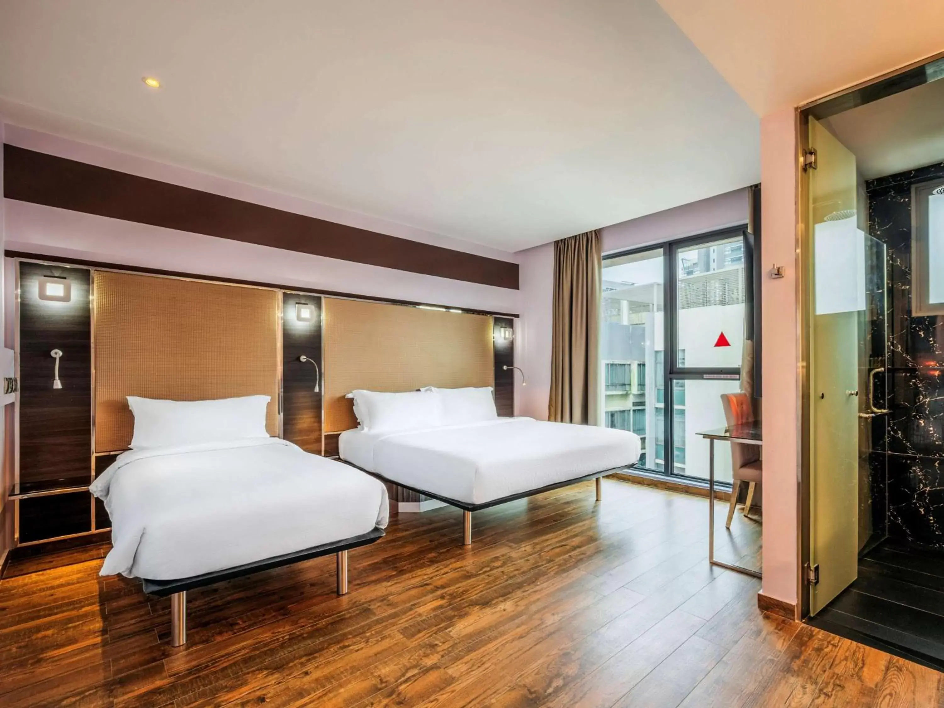 Bedroom, Bed in Mercure Singapore Tyrwhitt