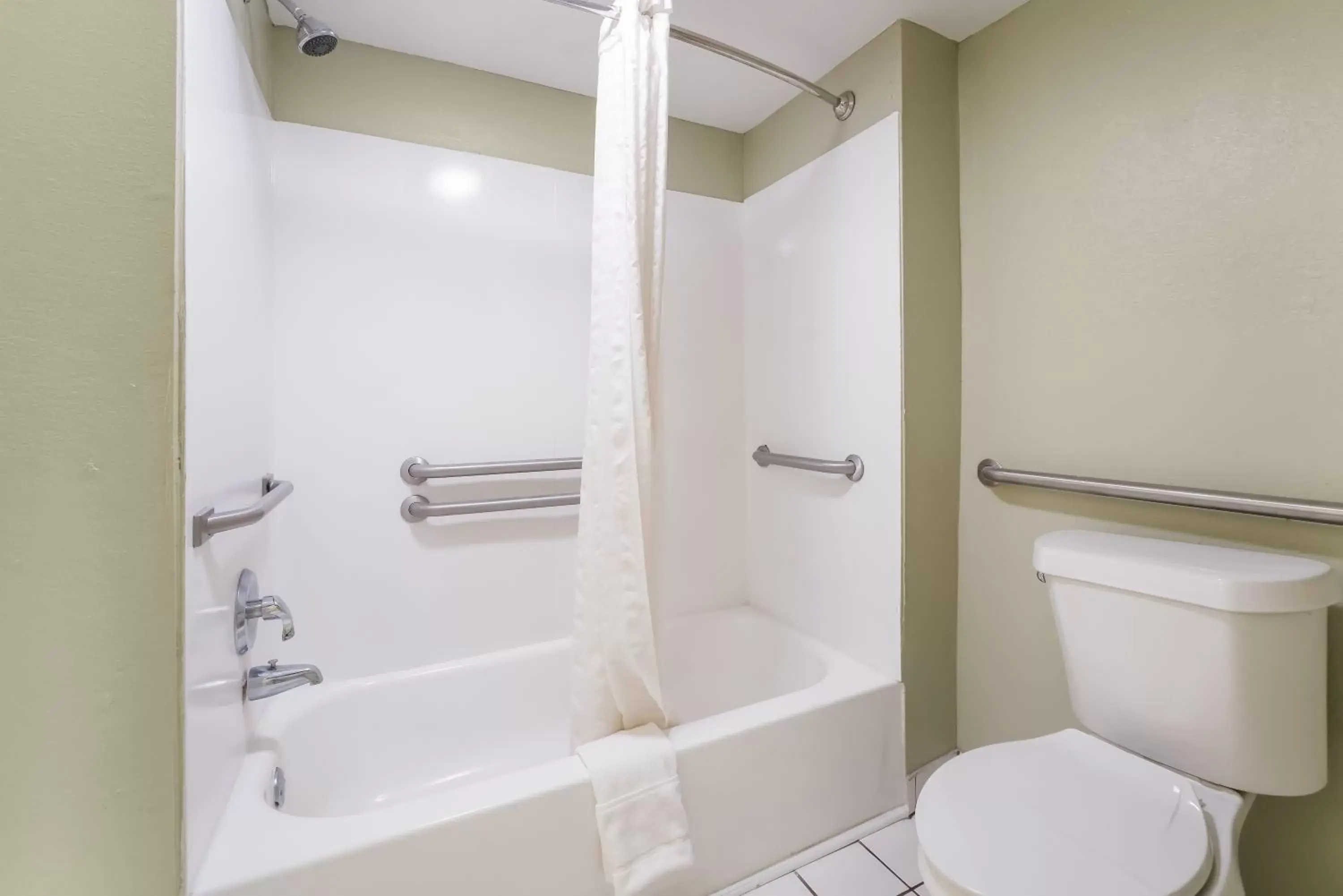 Shower, Bathroom in SureStay Hotel by Best Western Columbus Downtown