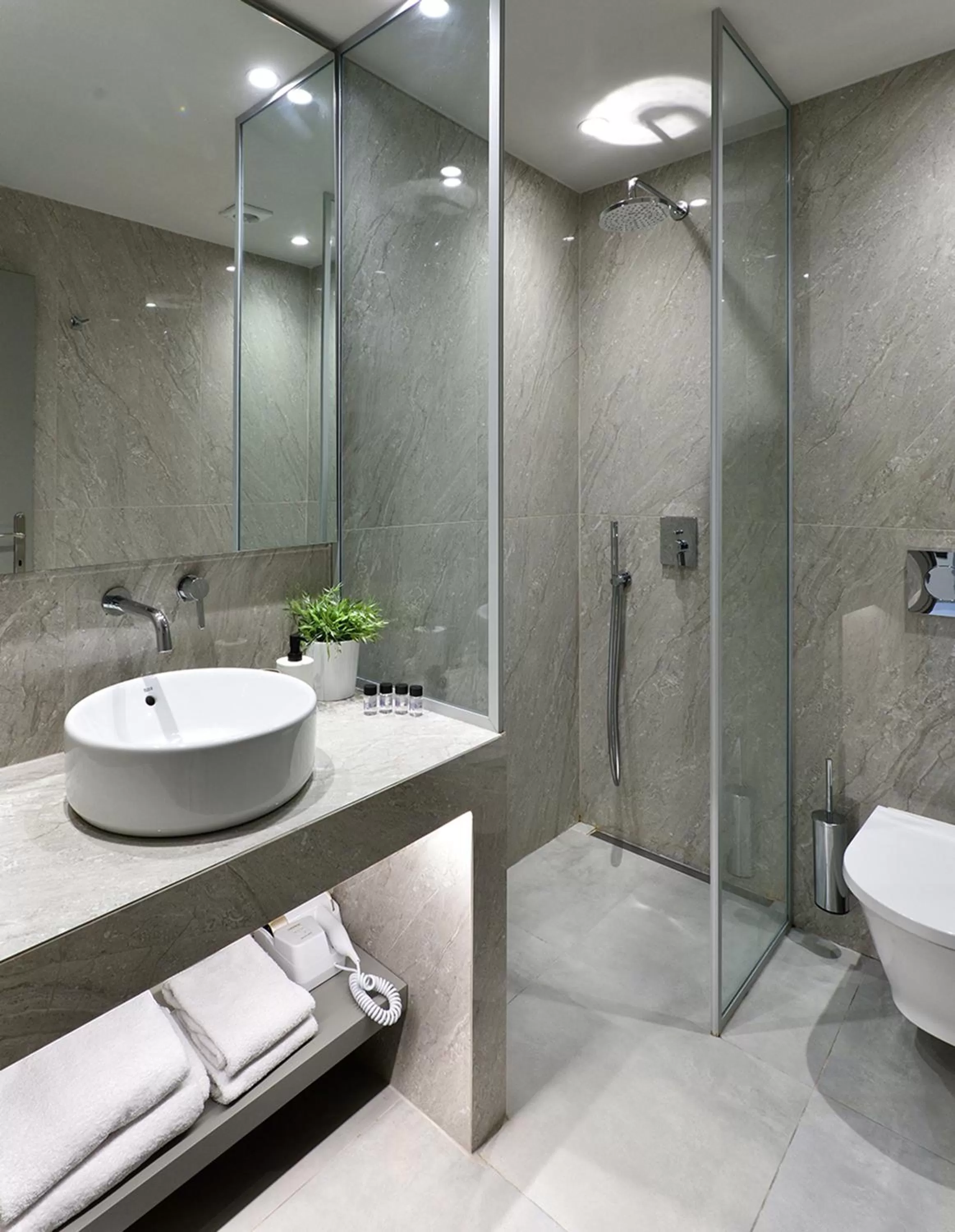 Shower in Le Palace Hotel