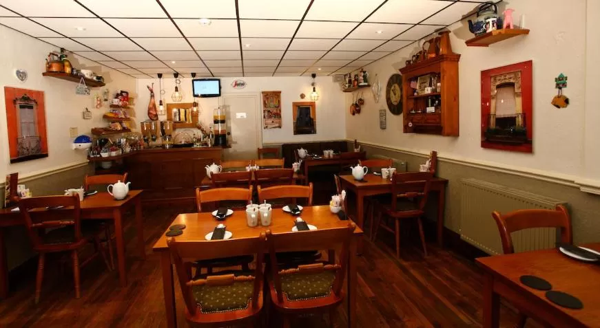 Restaurant/places to eat in Clifton Court Hotel