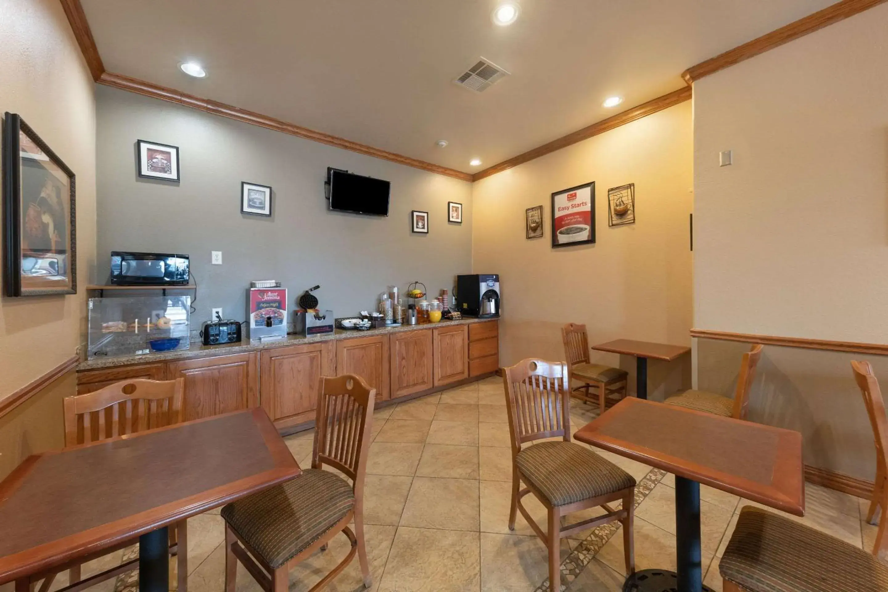 Restaurant/Places to Eat in Econo Lodge Inn & Suites