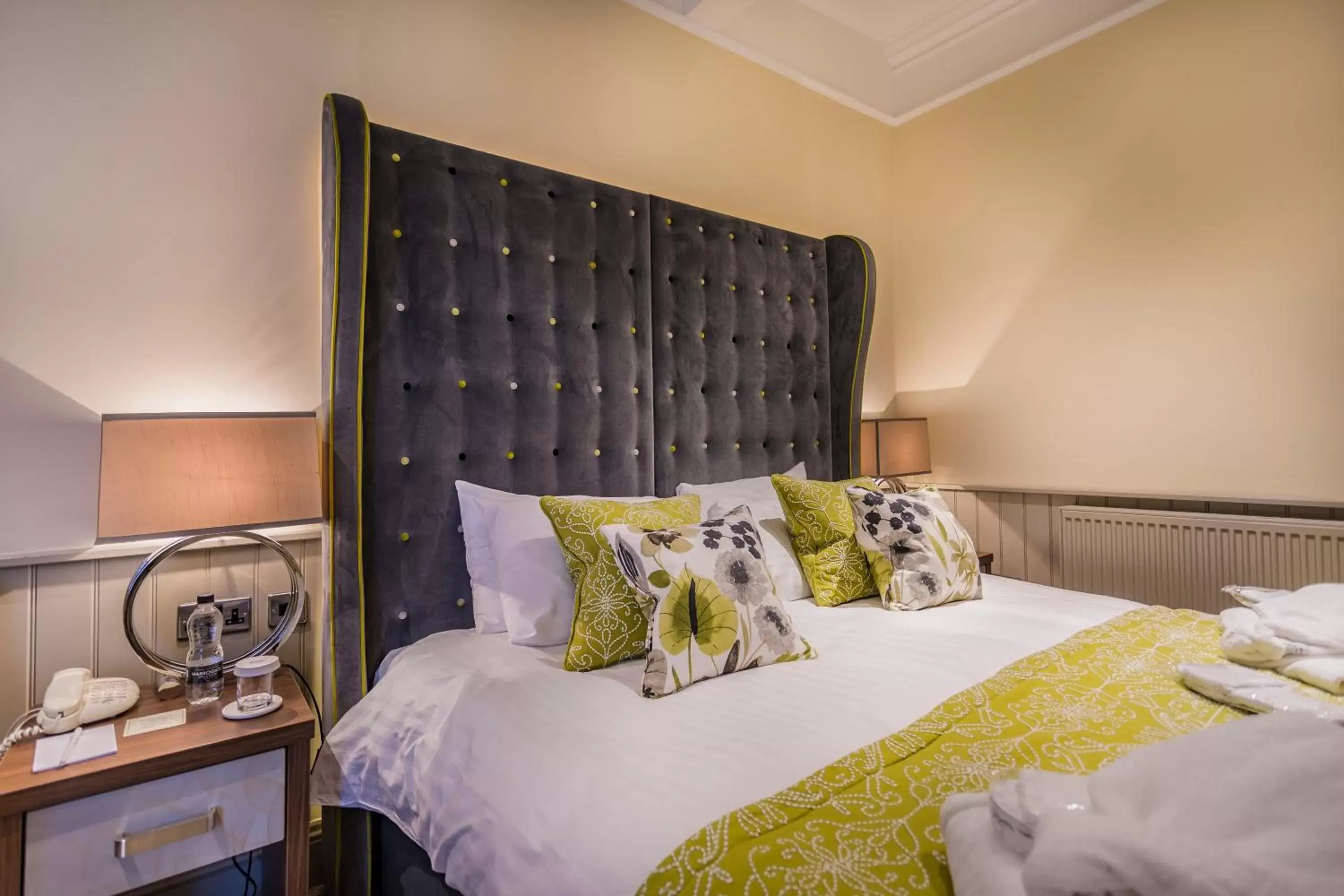 Bedroom, Bed in The Golden Fleece Hotel, Thirsk, North Yorkshire