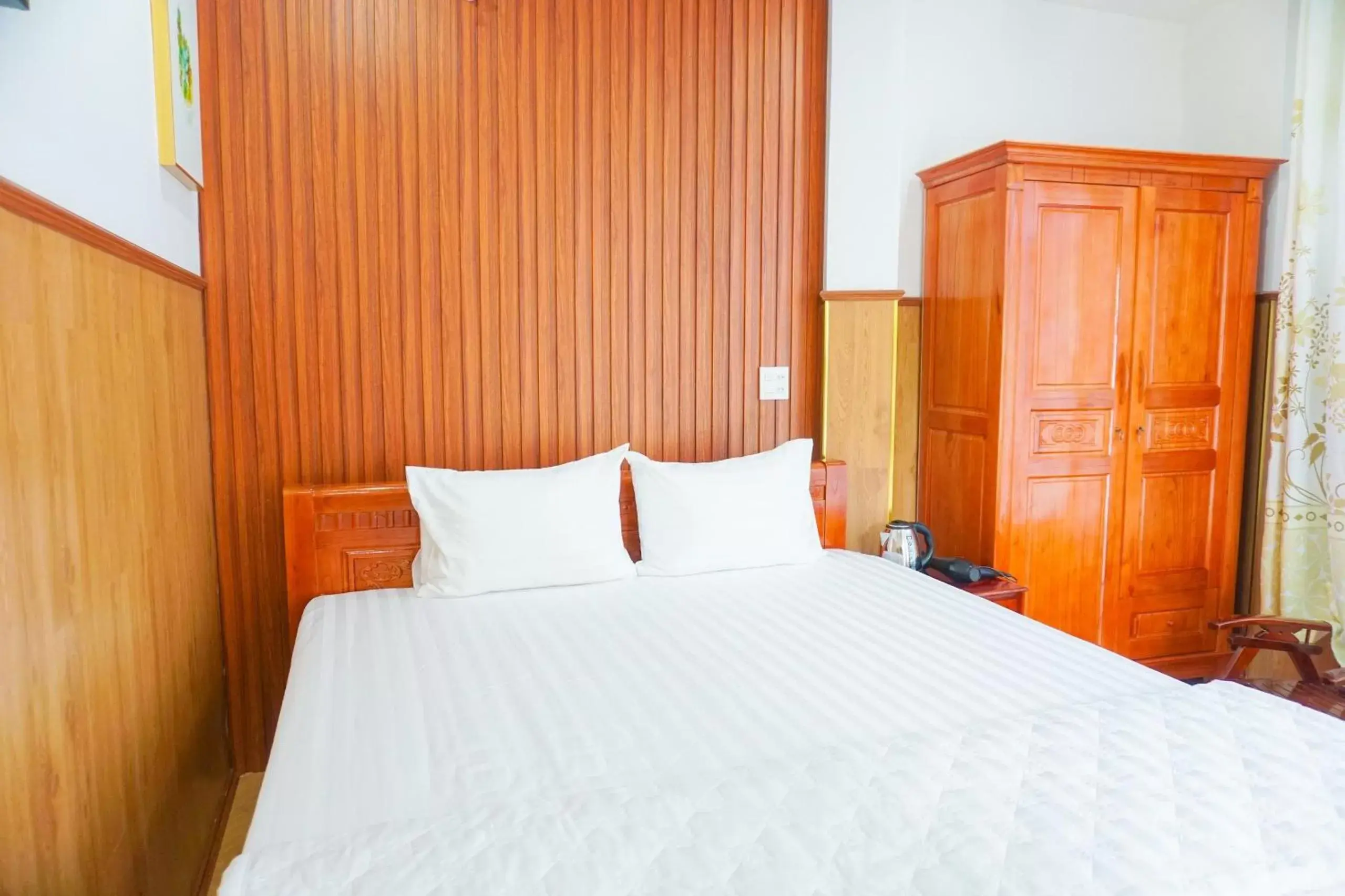 Large Double Room in Nhu Y Hotel Large Double Room in Nhu Y Hotel