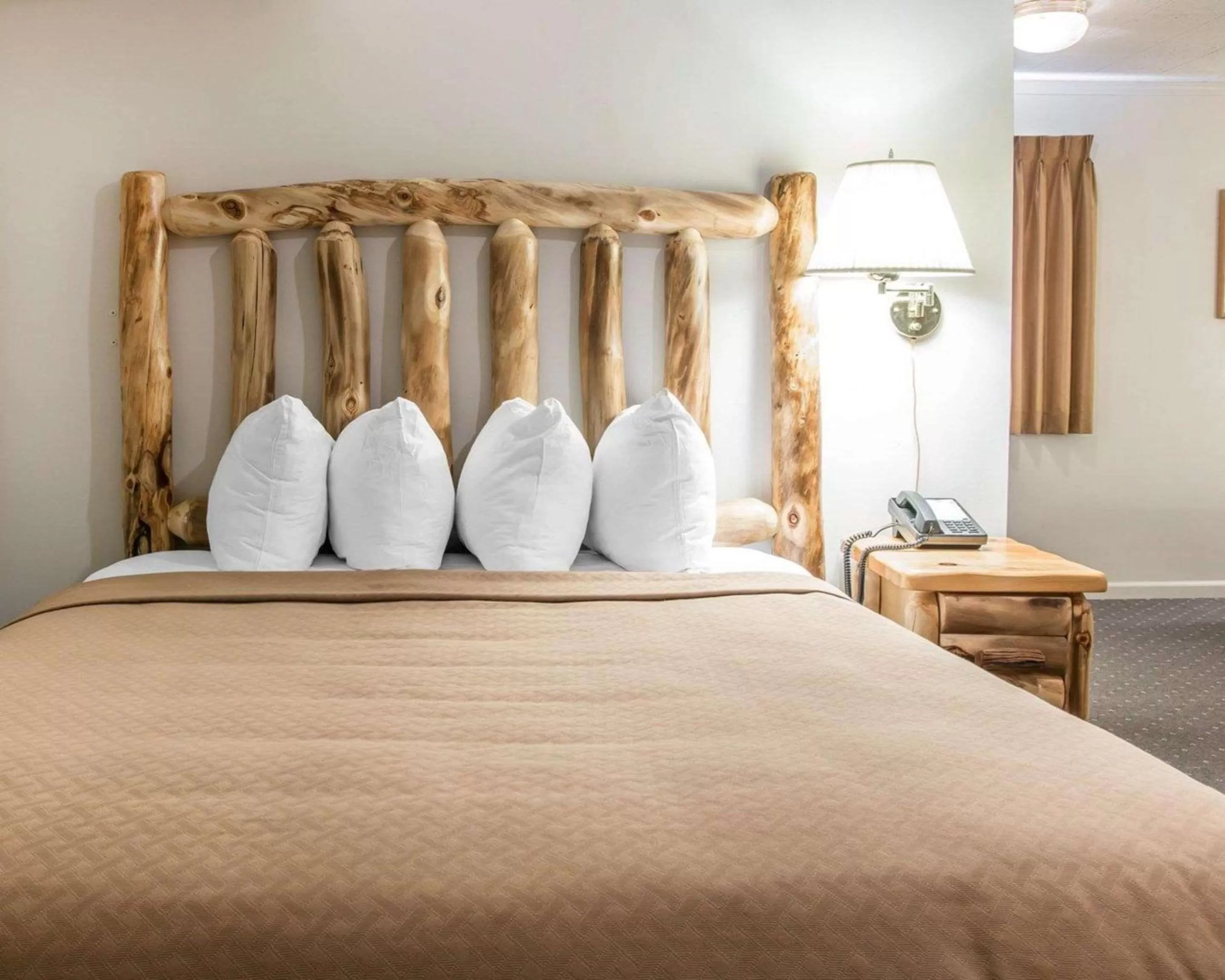 Photo of the whole room, Bed in Quality Inn & Suites Mackinaw City Beachfront