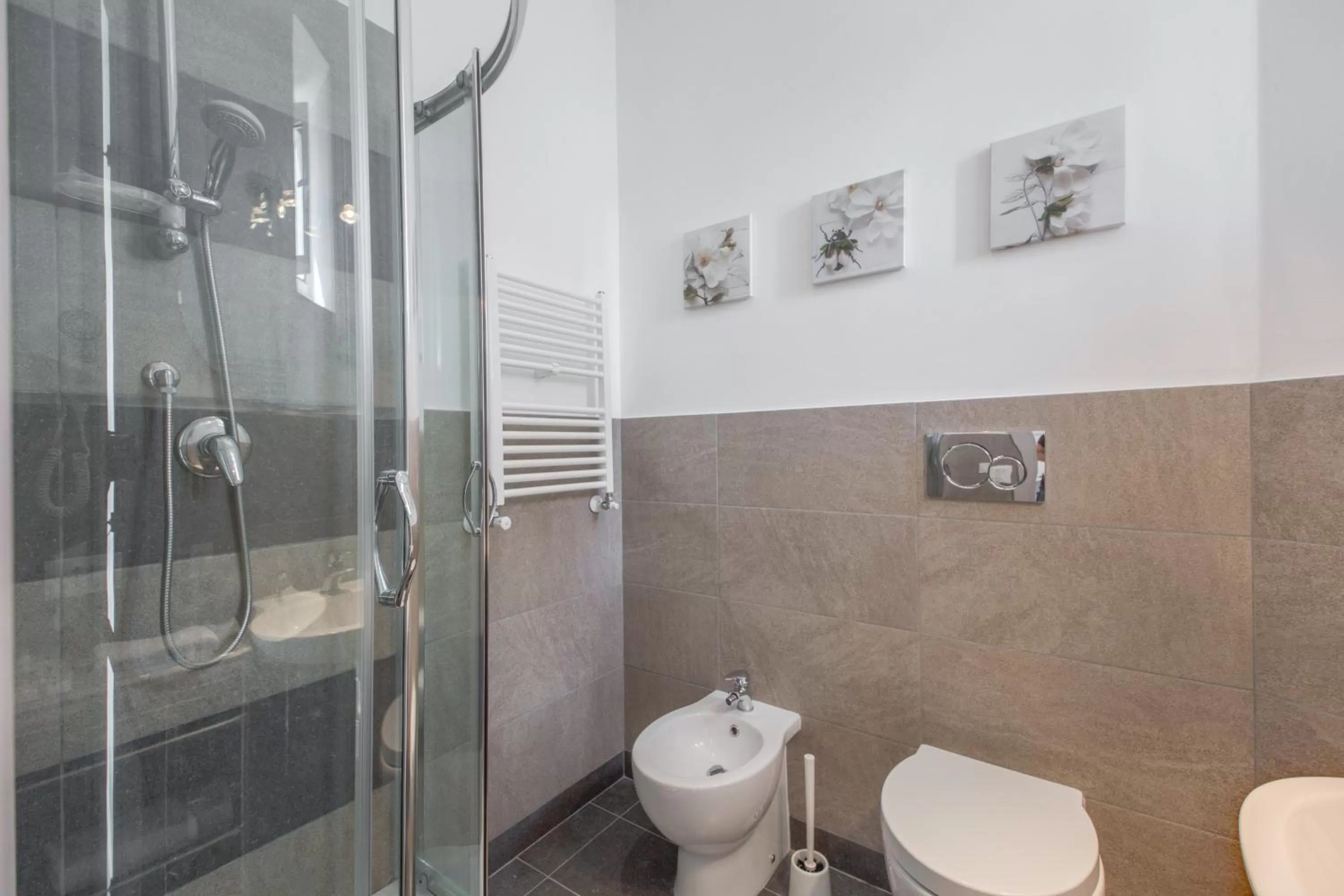 Shower in Biancorèroma B&B