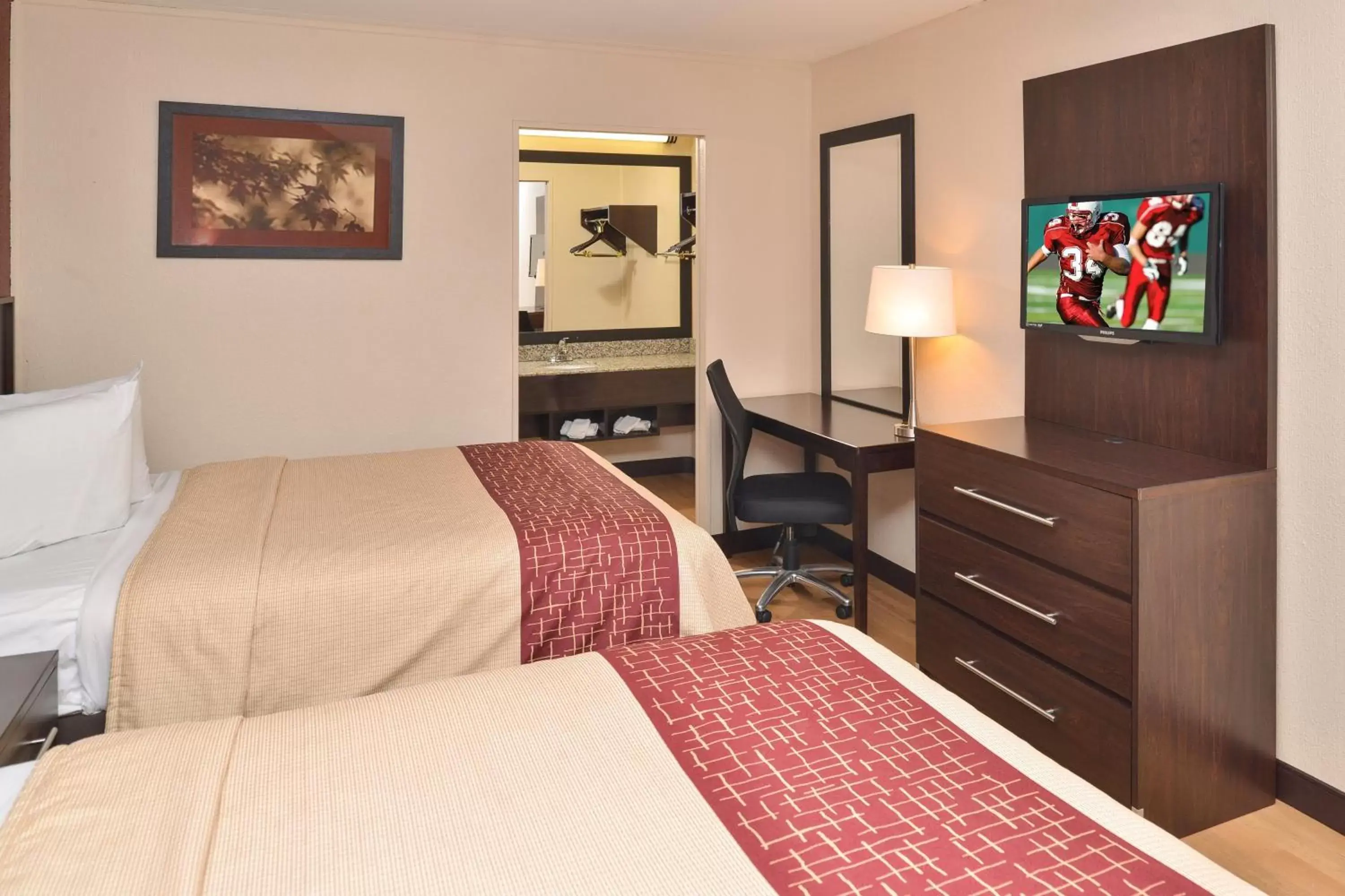 Photo of the whole room, Bed in Red Roof Inn Marietta