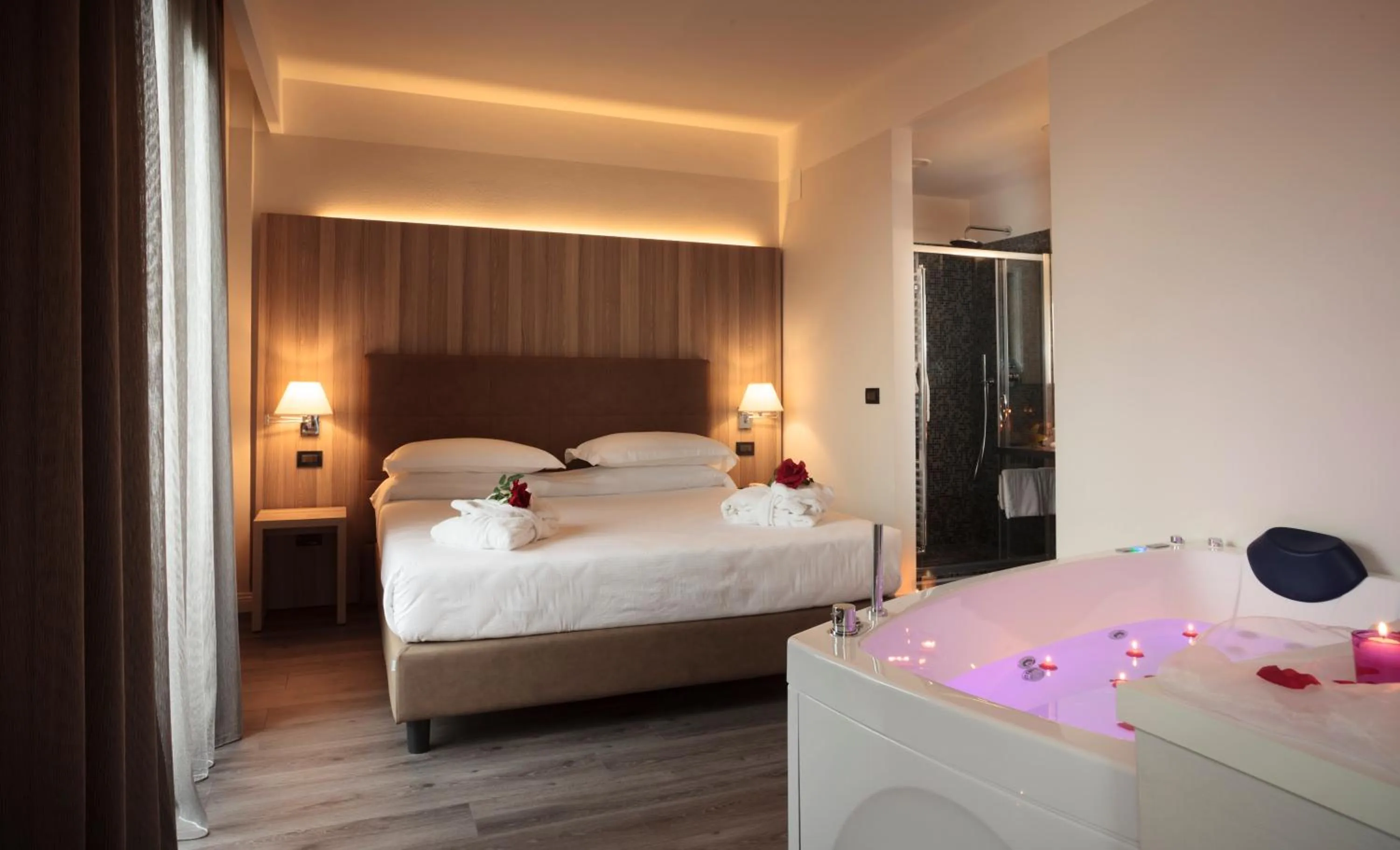 Bedroom, Bed in Hotel Garden Experience